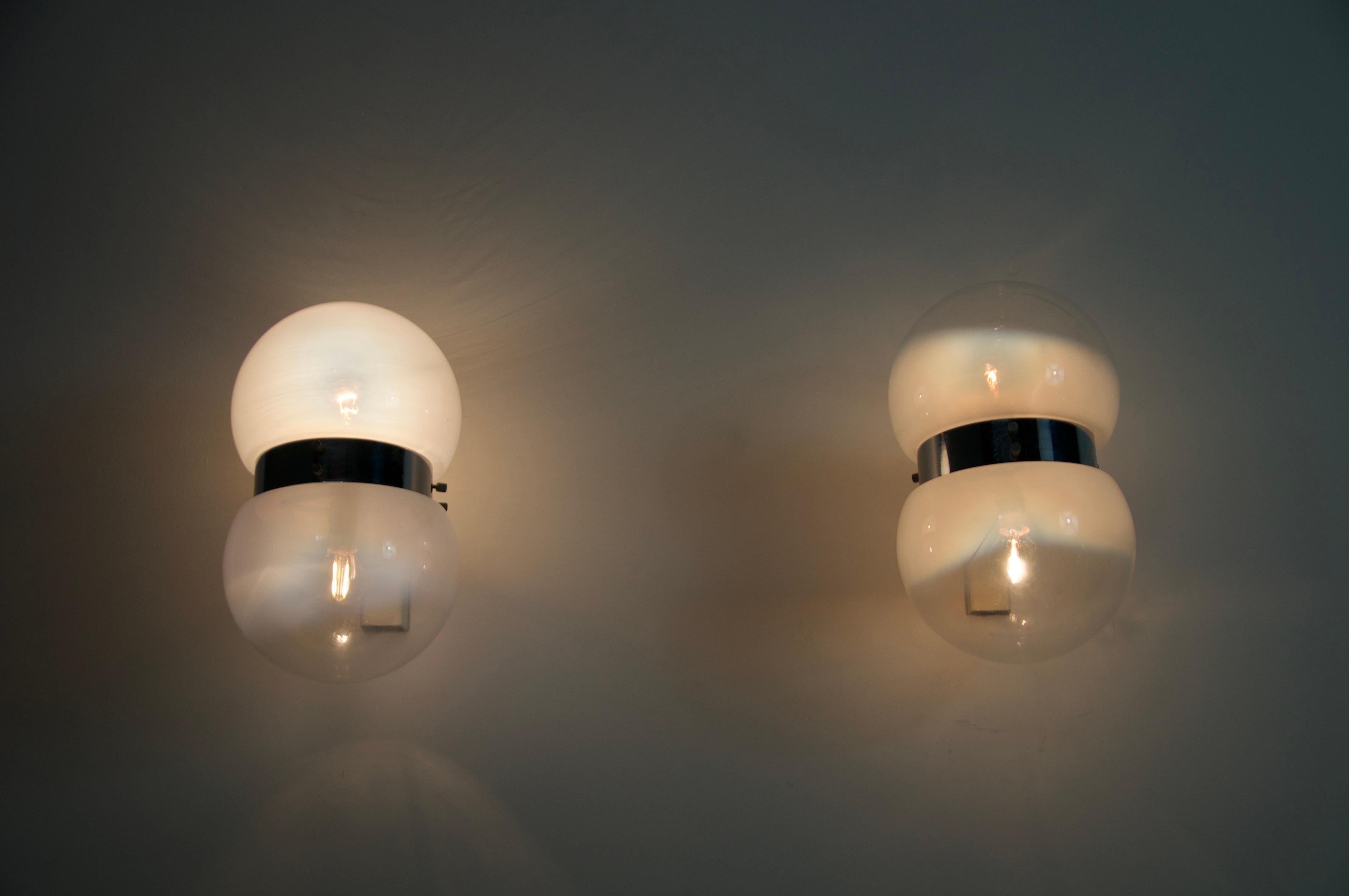 Ein Paar Wandleuchten aus Glas von Sergio Mazza für Artemide, 1960er Jahre, Italien (Mitte des 20. Jahrhunderts) im Angebot