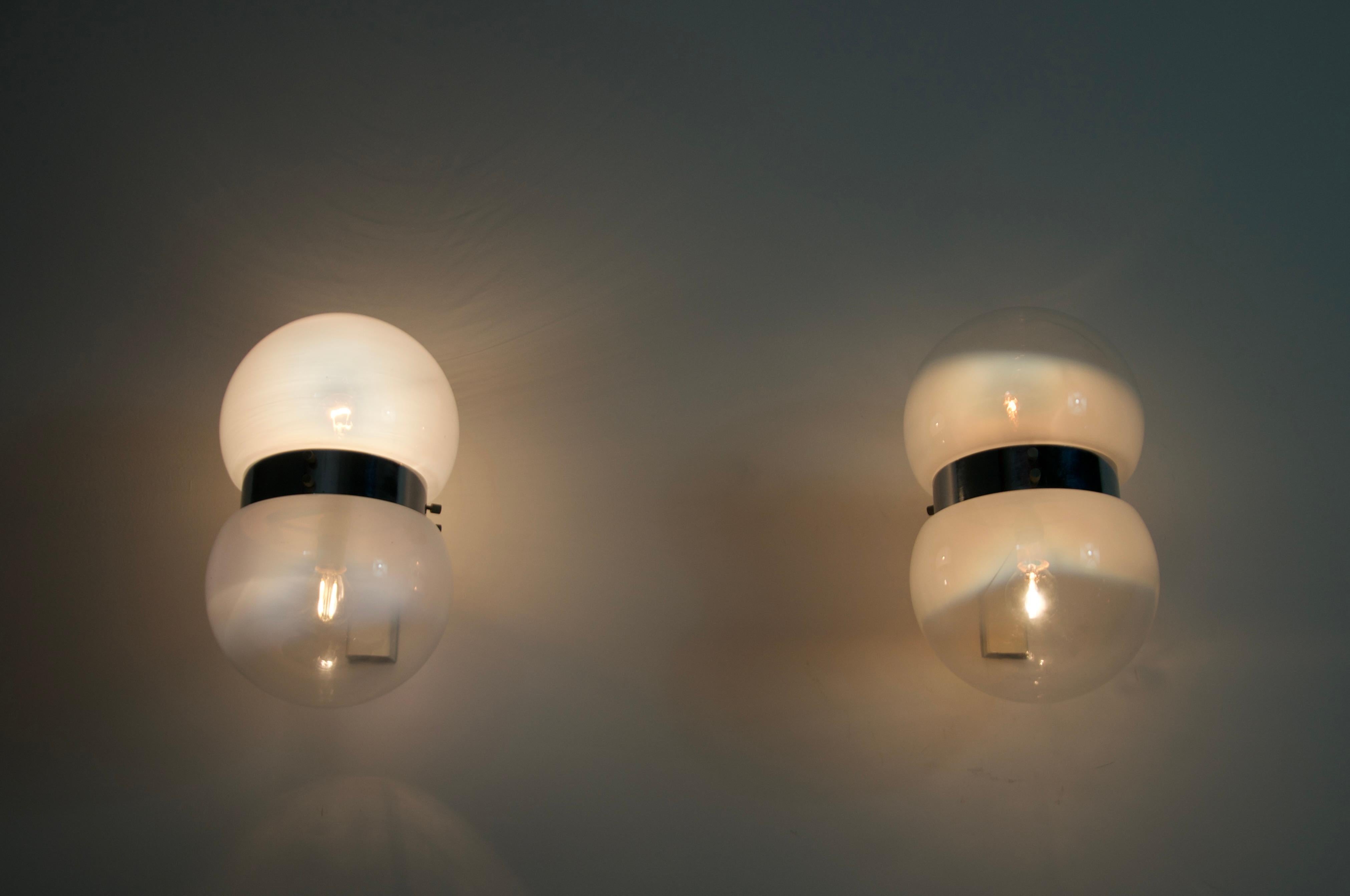 Ein Paar Wandleuchten aus Glas von Sergio Mazza für Artemide, 1960er Jahre, Italien im Angebot 1