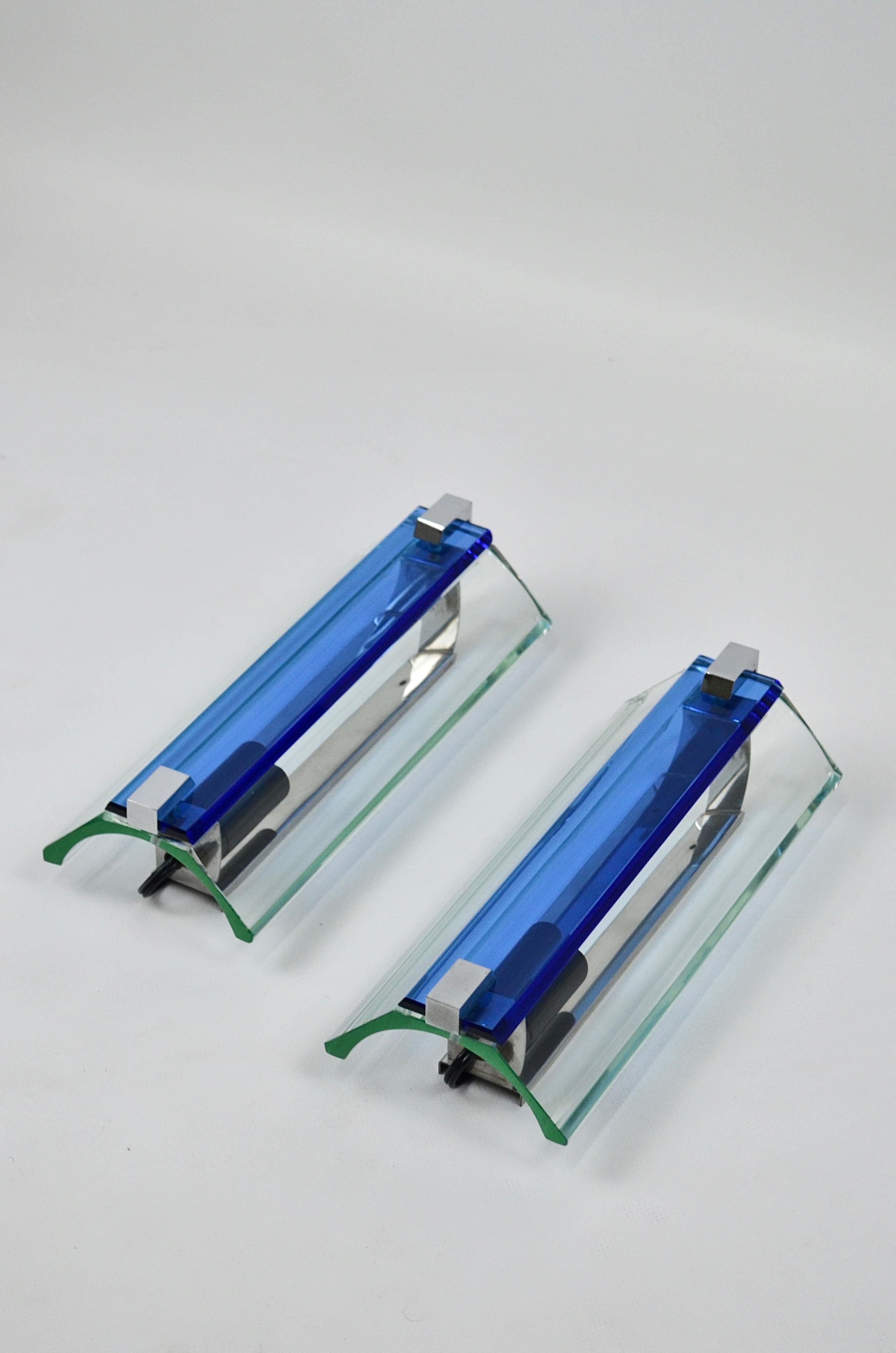 Superb Italian wall lights in blue and transparent glass by Veca, 1960s.
The two wall lights work and diffuse a soft and pleasant light.
Beautiful design and very good condition.
Presence of Veca labels on the back of the wall lights