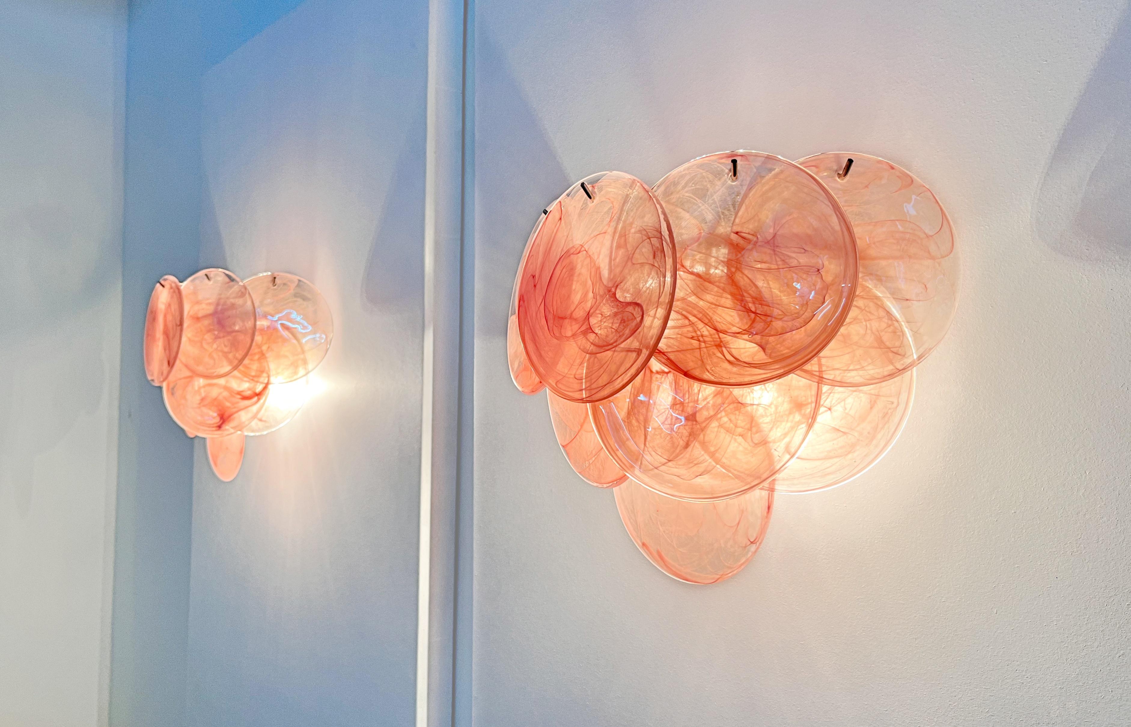 Paire d'appliques murales en verre - 10 disques irisés rose albâtre en vente 3