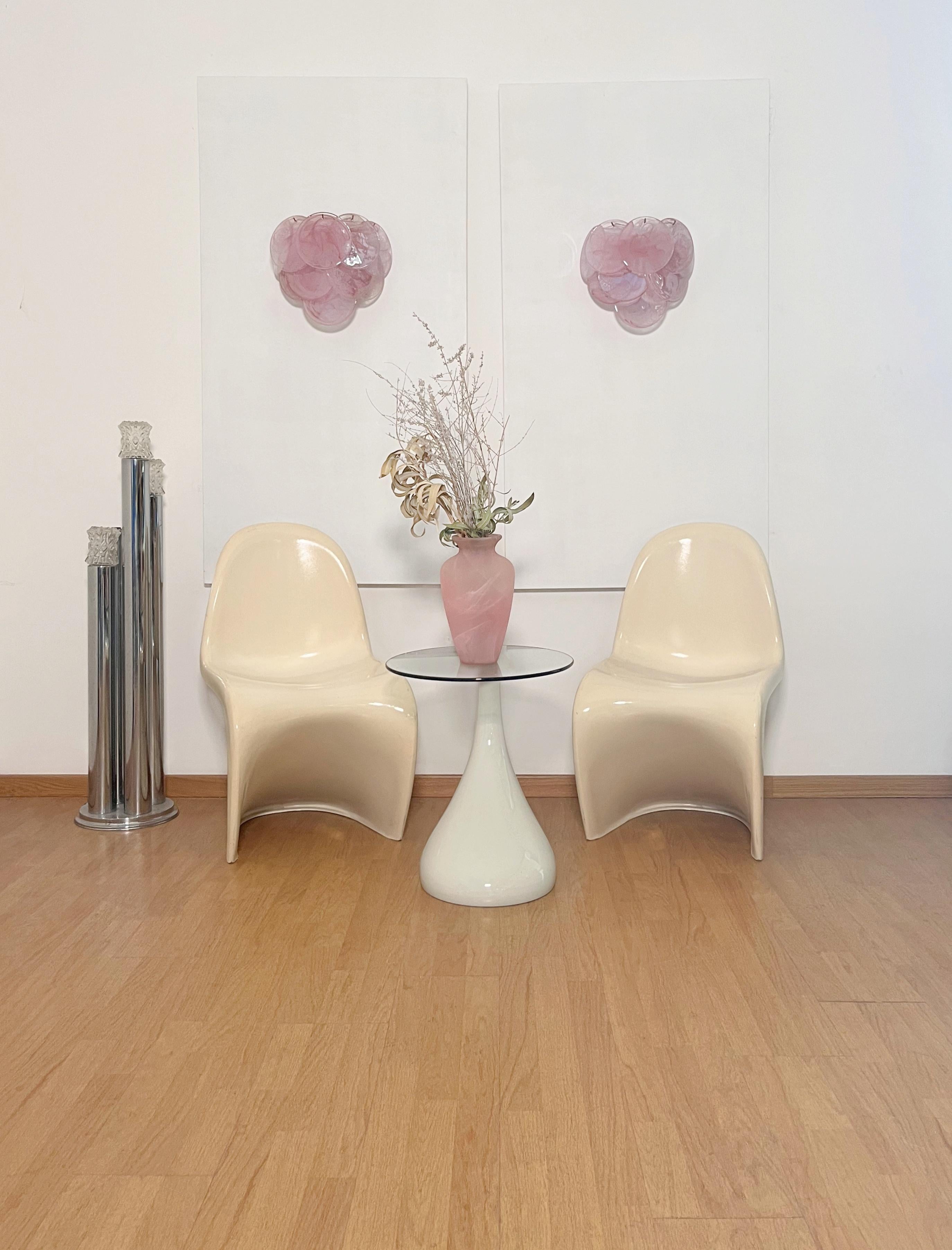 Paire d'appliques Murano italiennes vintage dans le style Vistosi. Les appliques murales sont composées de 10 disques de verre chacun, d'un rose albâtre irisé. Les verres sont désormais indisponibles, ils ont la particularité de refléter une