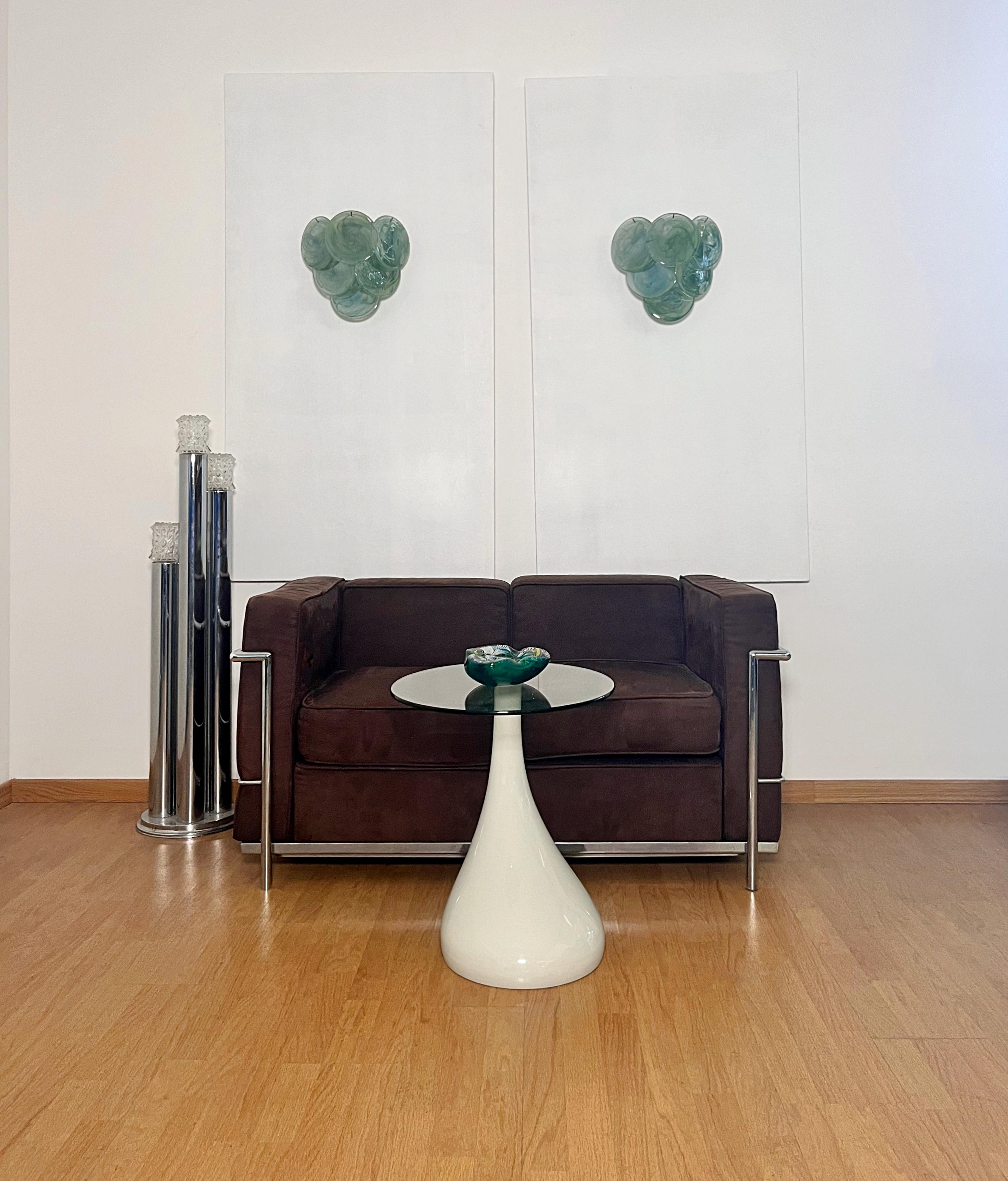 Paire d'appliques Murano italiennes vintage dans le style Vistosi. Les appliques sont composées de 6 verres par pièce, des verres en albâtre vert. Cadre en métal nickelé.
Période : 	Fin du XXe siècle
Dimensions : 11,80 pouces (30 cm) de hauteur ;