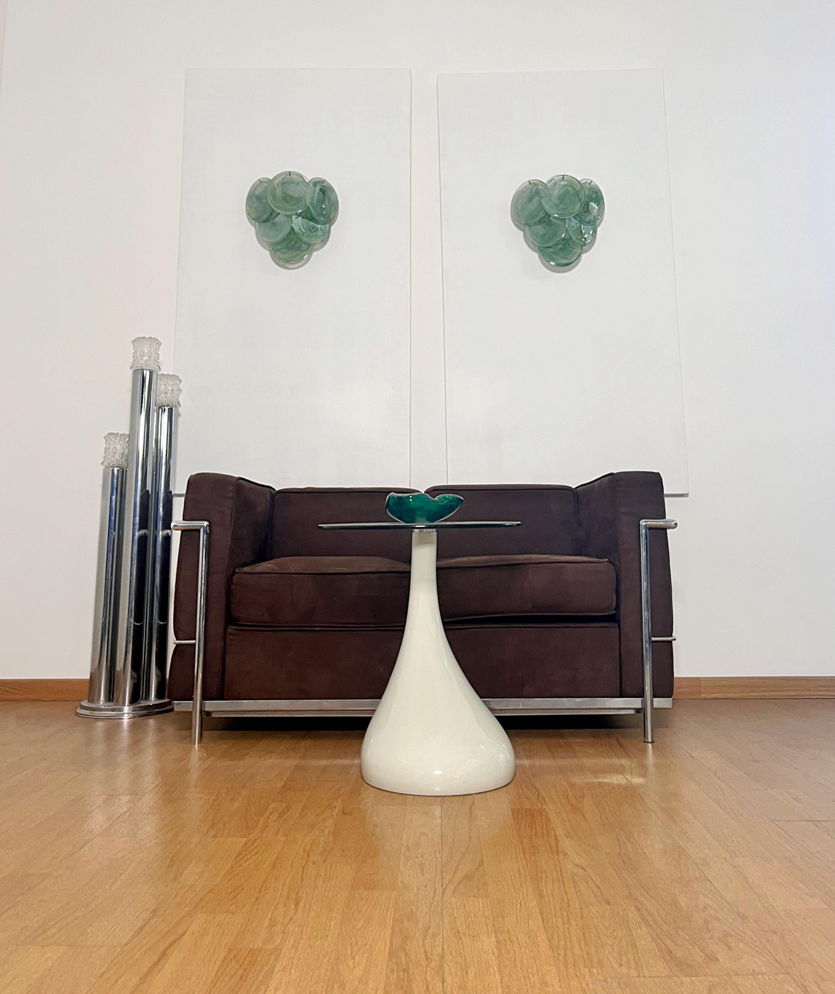 Mid-Century Modern Paire d'appliques murales en verre - 6 disques vert albâtre en vente