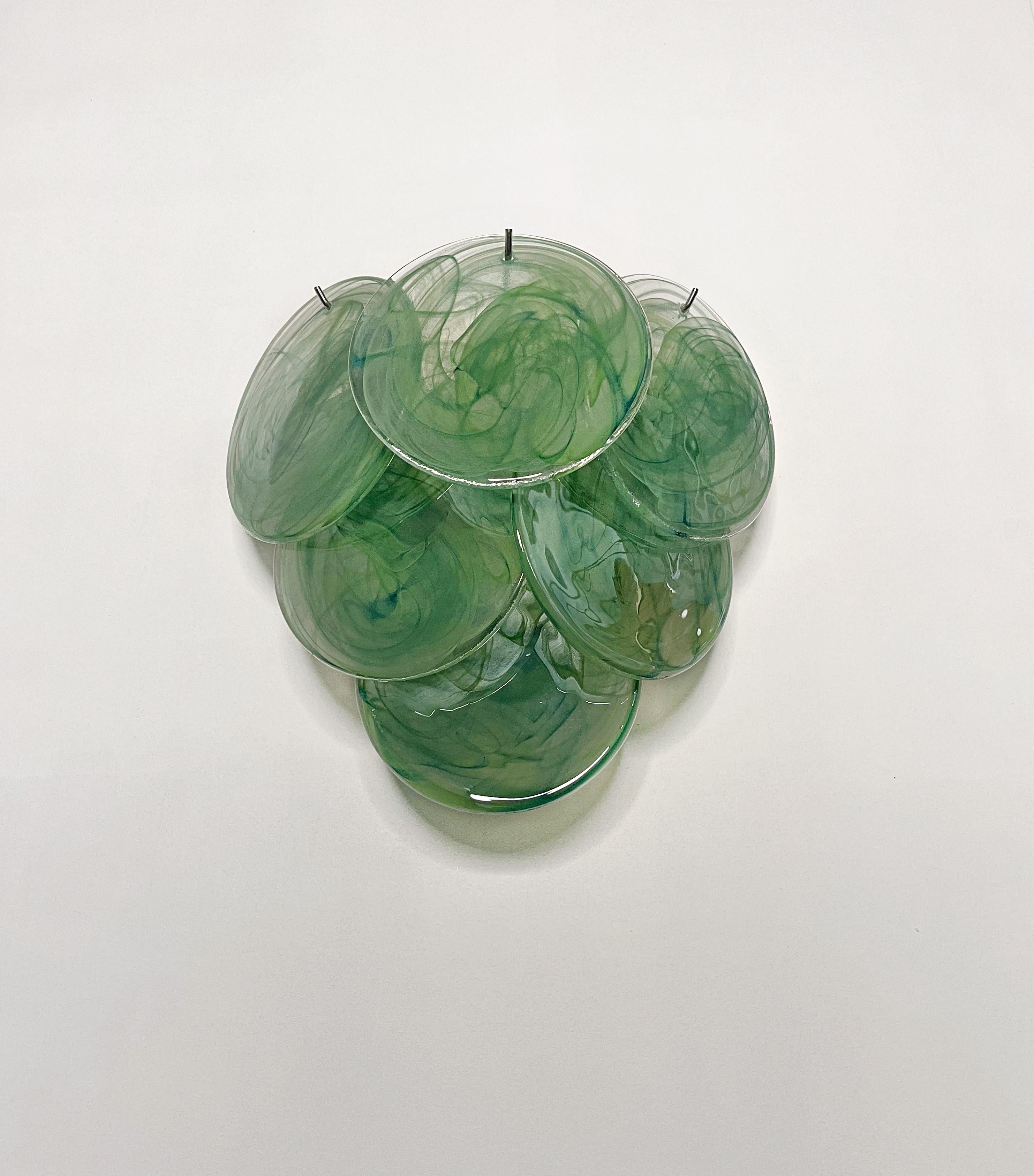 Verre d'art Paire d'appliques murales en verre - 6 disques vert albâtre en vente