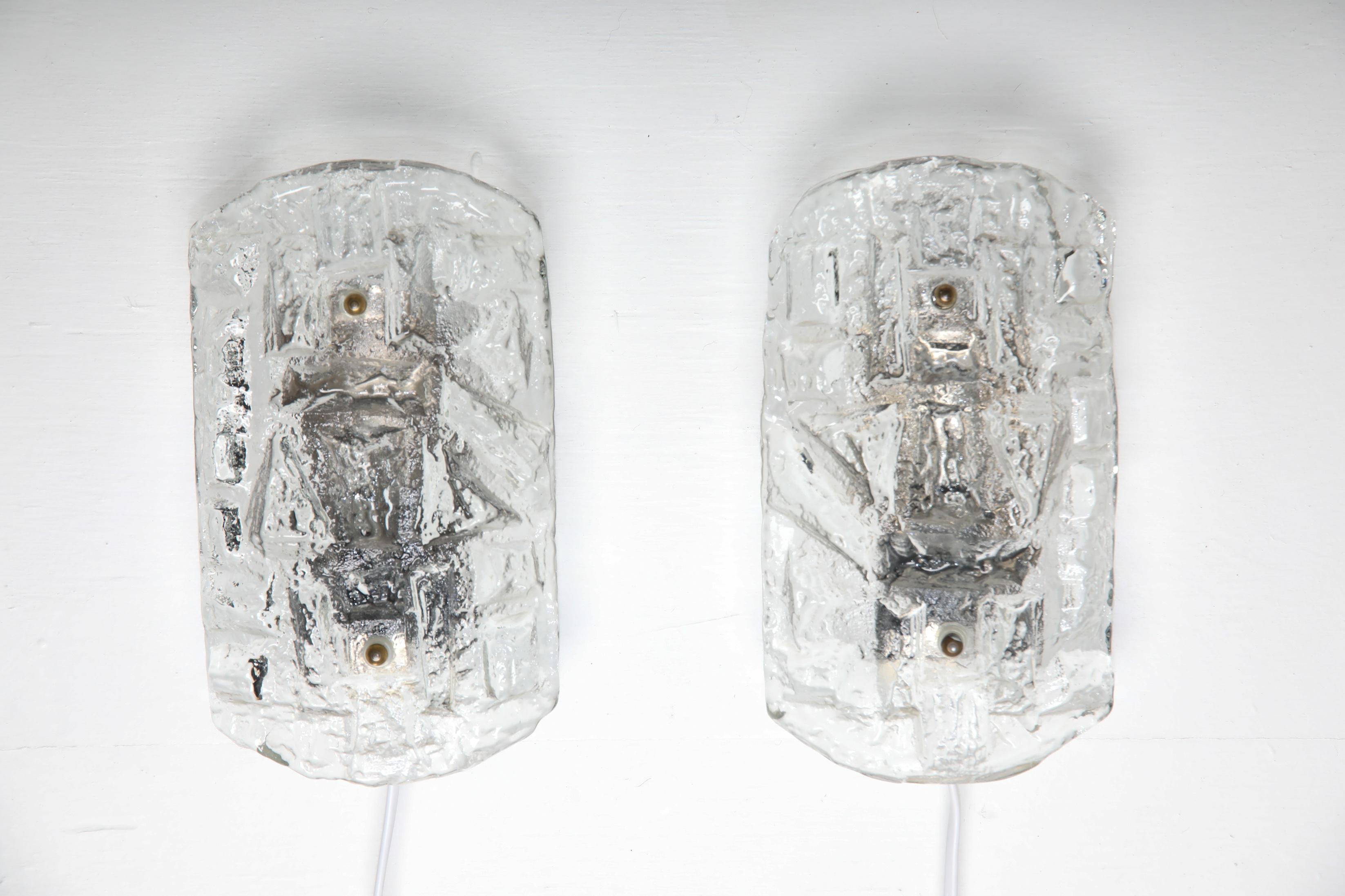 Paire d'appliques attribuées à Ateljé Engberg, Suède, années 1970. Ces luminaires sculpturaux en verre illustrent l'exploration par le Studio des surfaces texturées et de la diffusion de la lumière à la fin du XXe siècle. Chaque lampe est dotée d'un