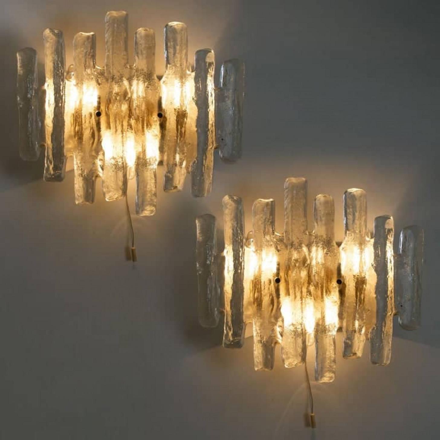 Laiton Paire d'appliques murales en verre de J.T. Kalmar, Autriche en vente