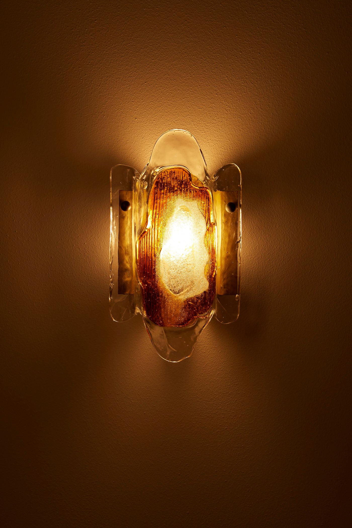 Paire d'appliques du designer danois Svend Aage Holm Sørensen (1913-2004), datant des années 1950. Le diffuseur est en verre transparent avec un motif géométrique orange au centre. La structure est en laiton doré. En très bon état.
LP1991