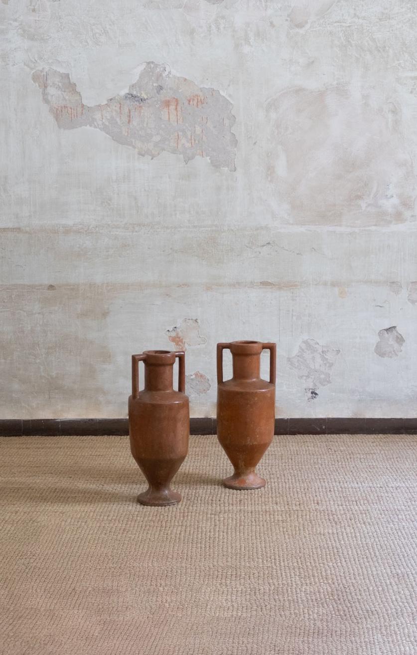Coppia di Amphora smaltate - metà del XX secolo
Dettagli del prodotto
Dimensioni: 30 D. × 63 H. cm