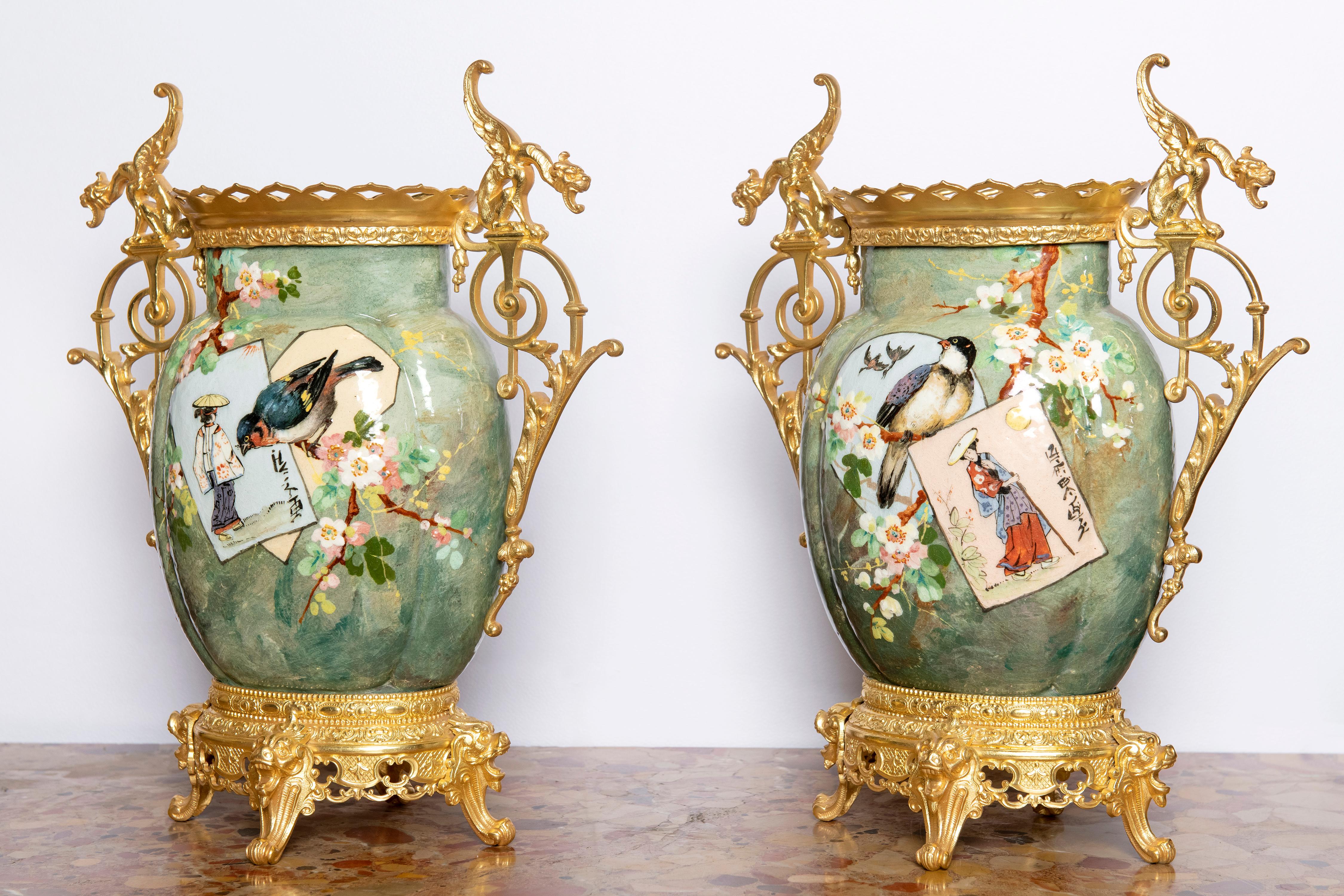 Paar Vasen aus glasierter Keramik und vergoldeter Bronze, Frankreich, Ende 19. Jahrhundert.