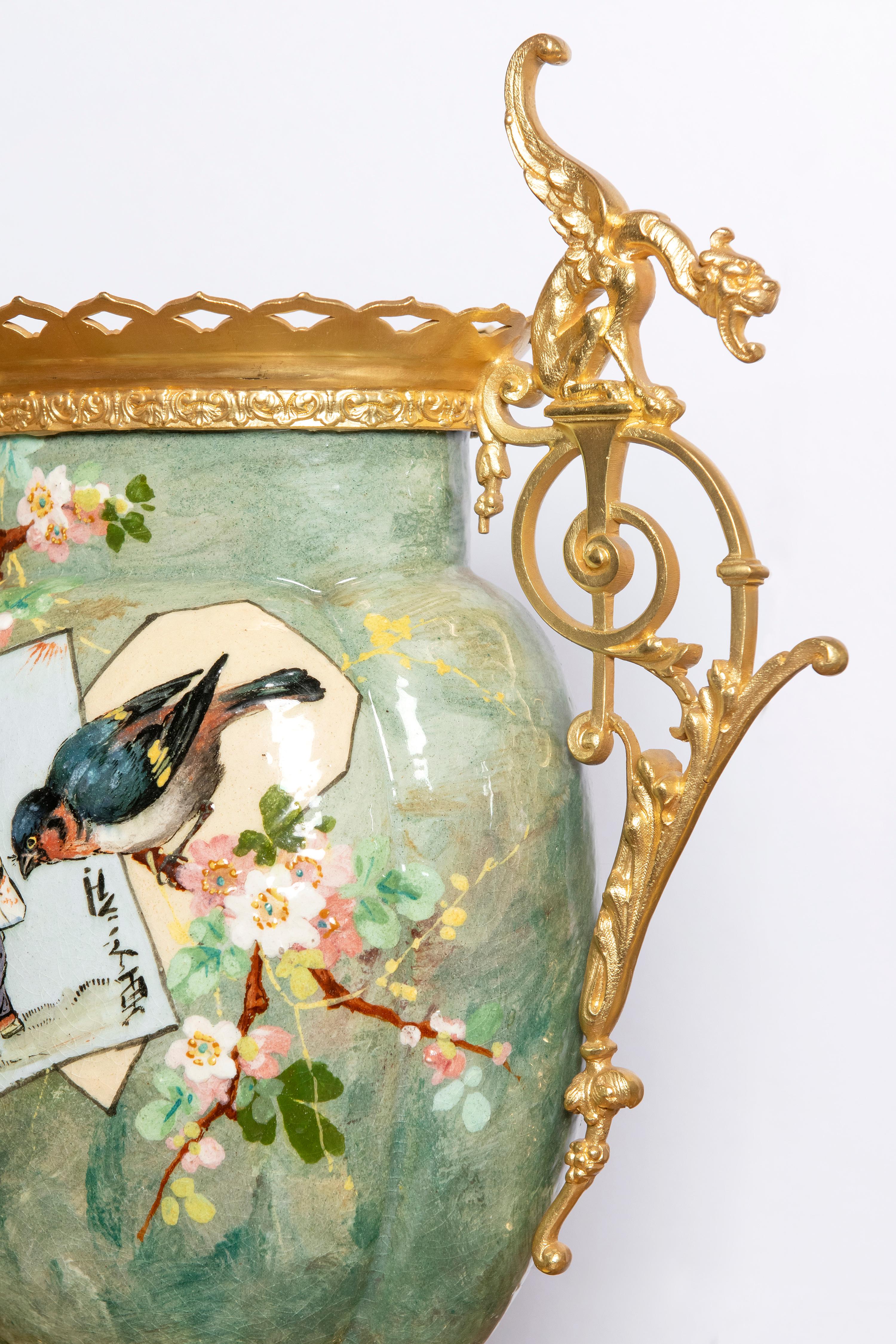 Paar Vasen aus glasierter Keramik und vergoldeter Bronze:: Frankreich:: Ende 19 (Japonismus) im Angebot