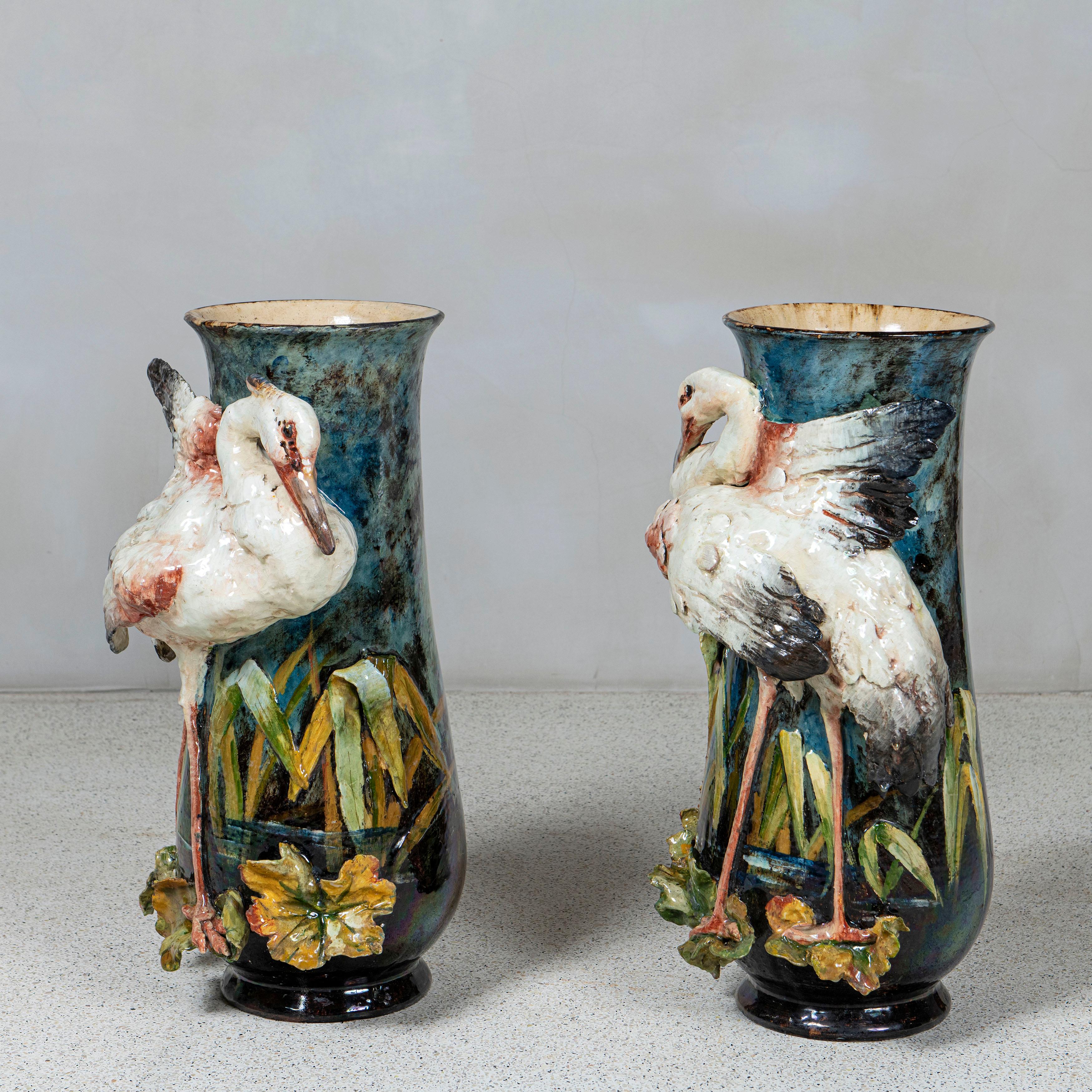 Paire de vases Barbotine en céramique émaillée avec héron et fleurs, France, vers 1890.