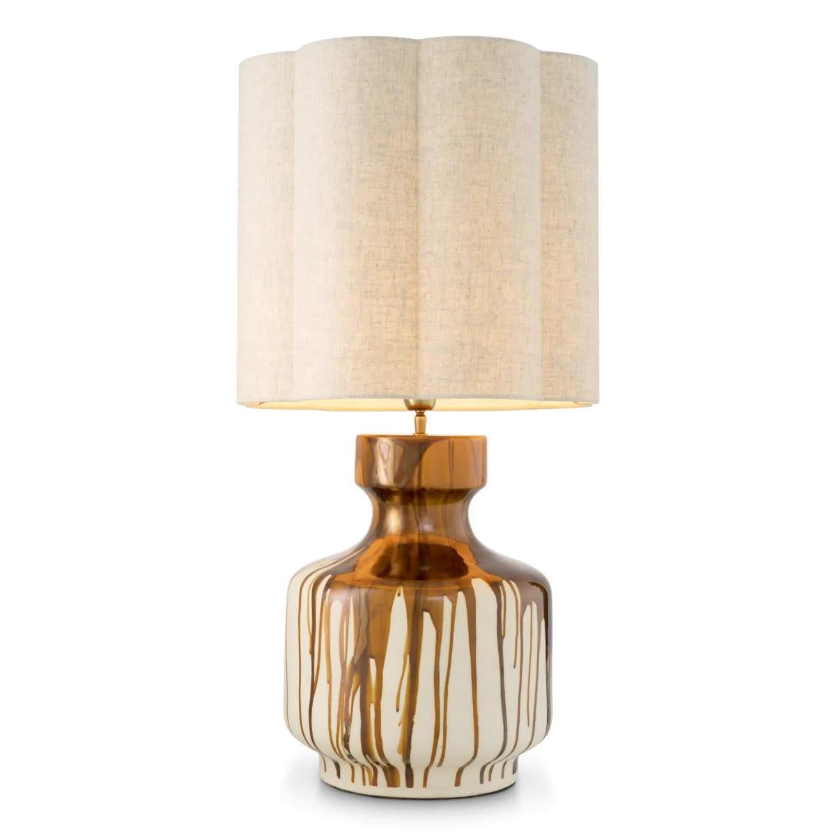 Coppia di lampade da tavolo in ceramica smaltata.

Scopri il fascino di questa lampada da tavolo, una meraviglia in ceramica smaltata.
Il paralume in misto lino realizzato su misura ne esalta l'essenza artistica, mentre gli accenti in ottone vintage