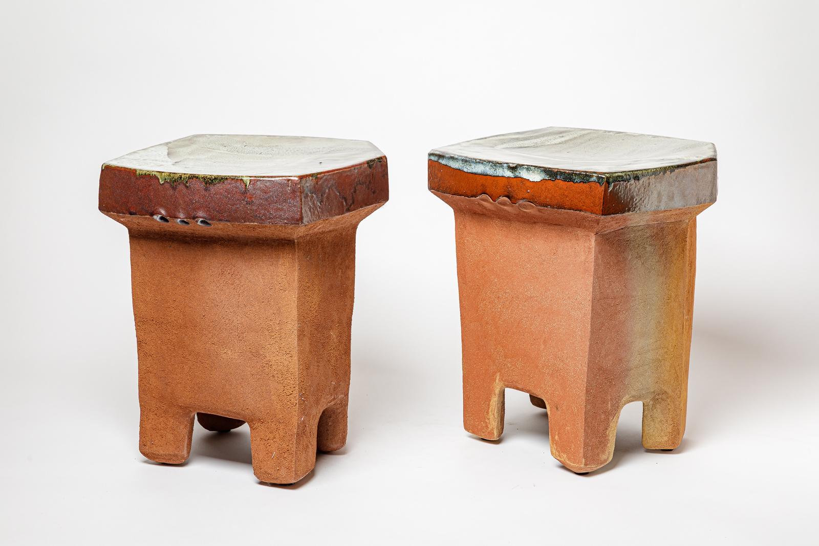 Paire de tables ou tabourets en céramique émaillée de Marie-Lucie Trinquand. 
Signature de l'artiste sous la base. 2025. Pièce unique.
H : 14.2 x 12.6 x 11.8 pouces.
