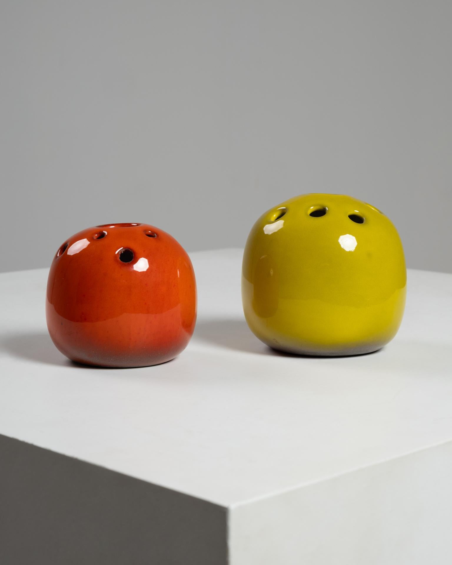 Pareja de jarrones de cerámica esmaltada de Jacques (1926-2008) et Dani (1933-2010) RUELLAND Moderno de mediados de siglo en venta