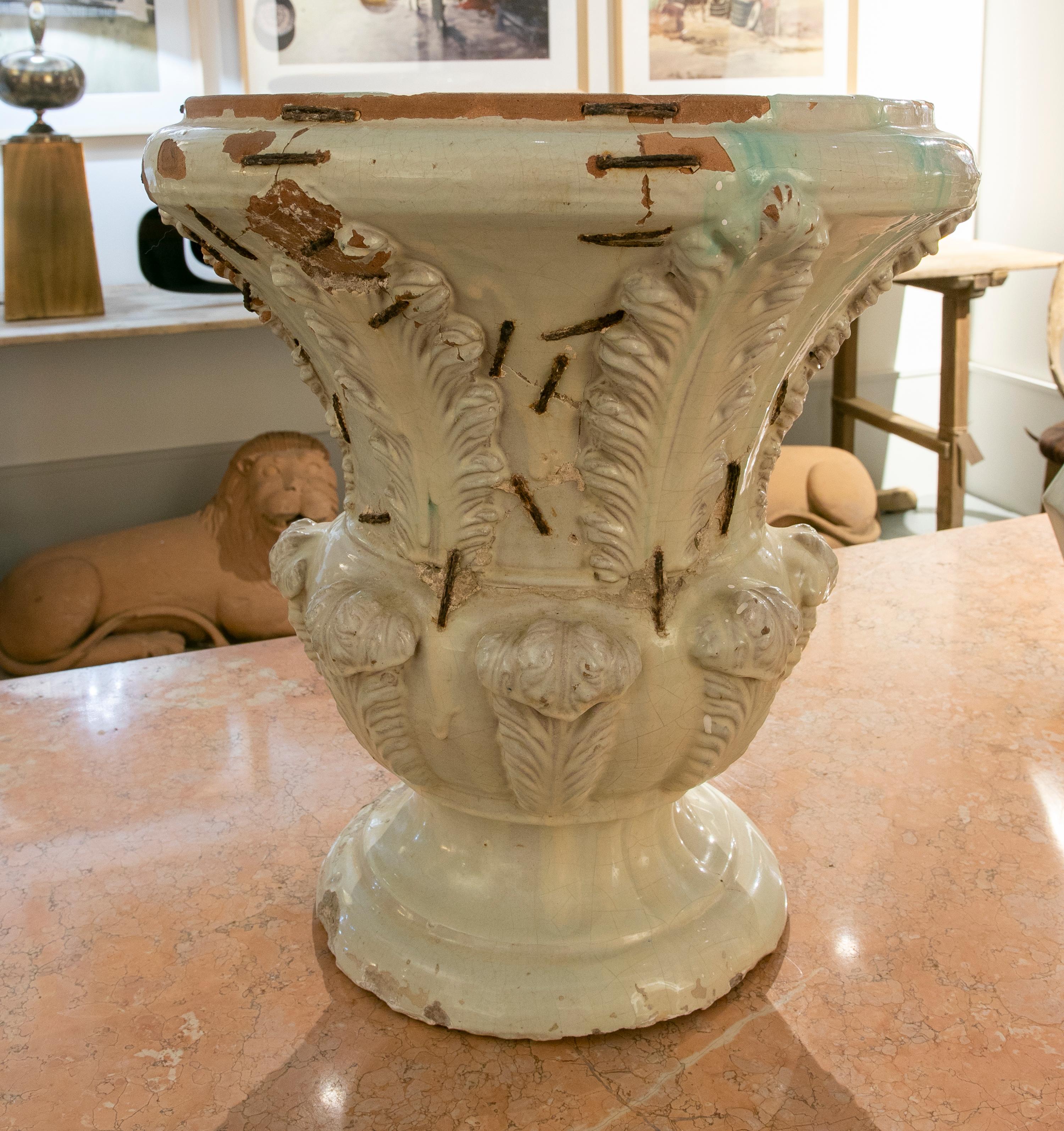 Paire de vases en céramique émaillée du XIXe siècle en vente 8