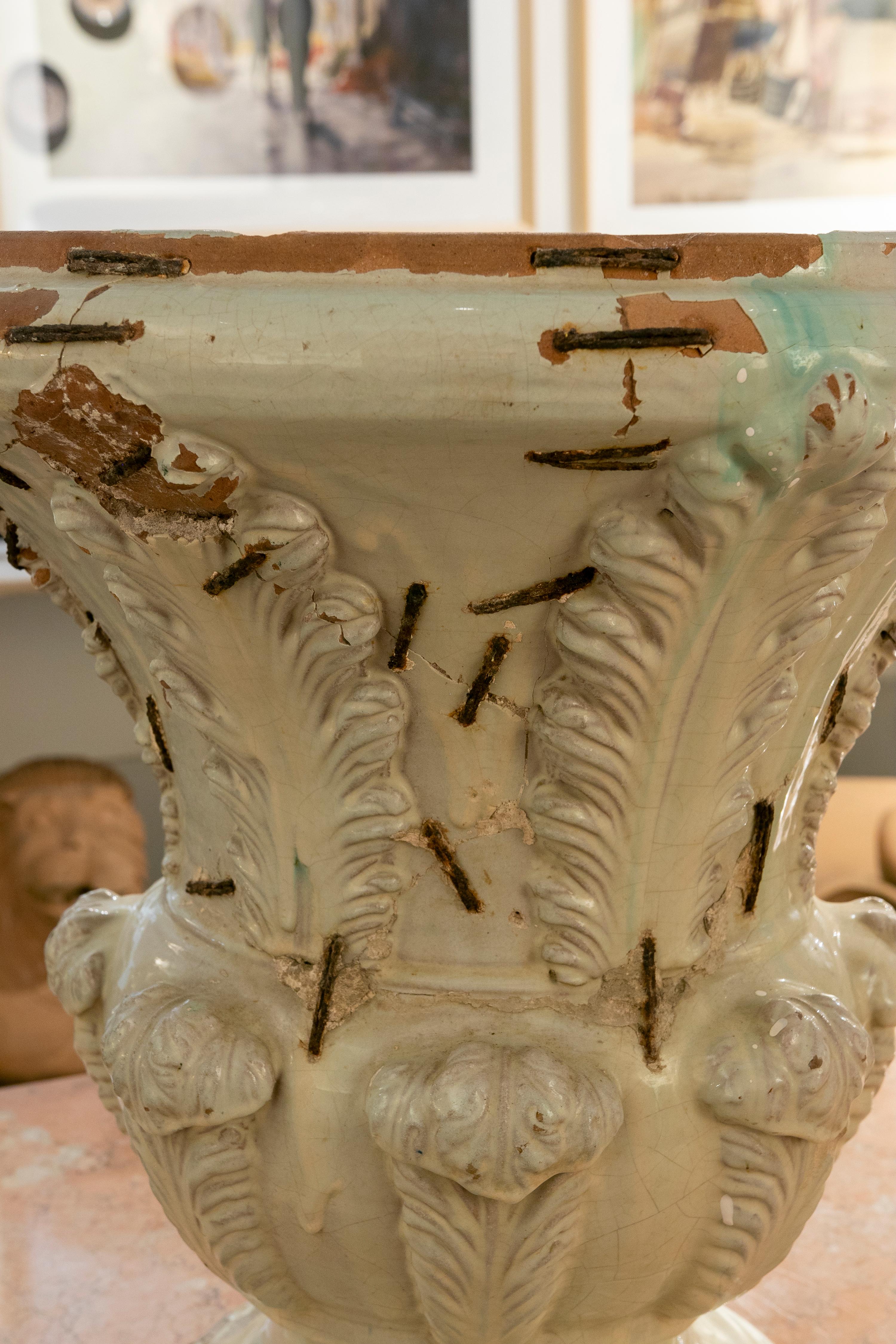 Paire de vases en céramique émaillée du XIXe siècle en vente 9