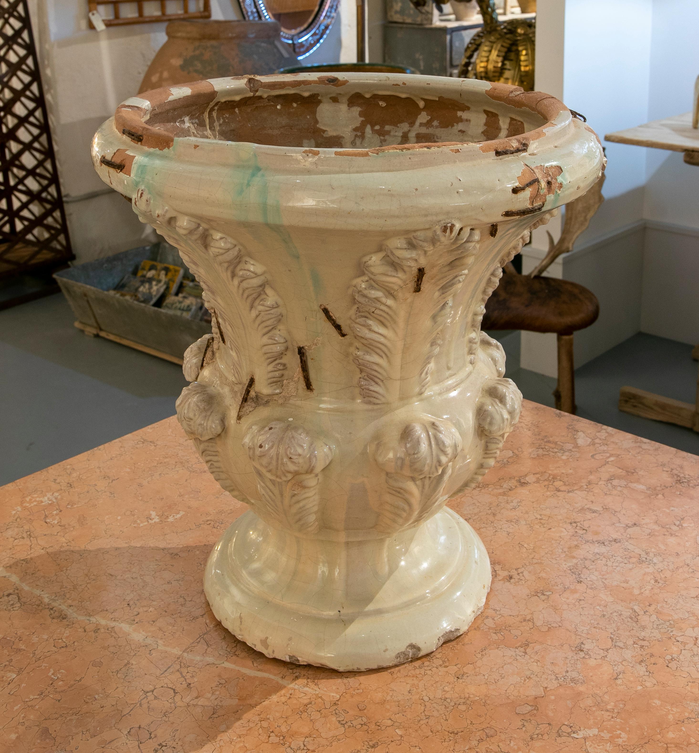 Paire de vases en céramique émaillée du XIXe siècle en vente 3