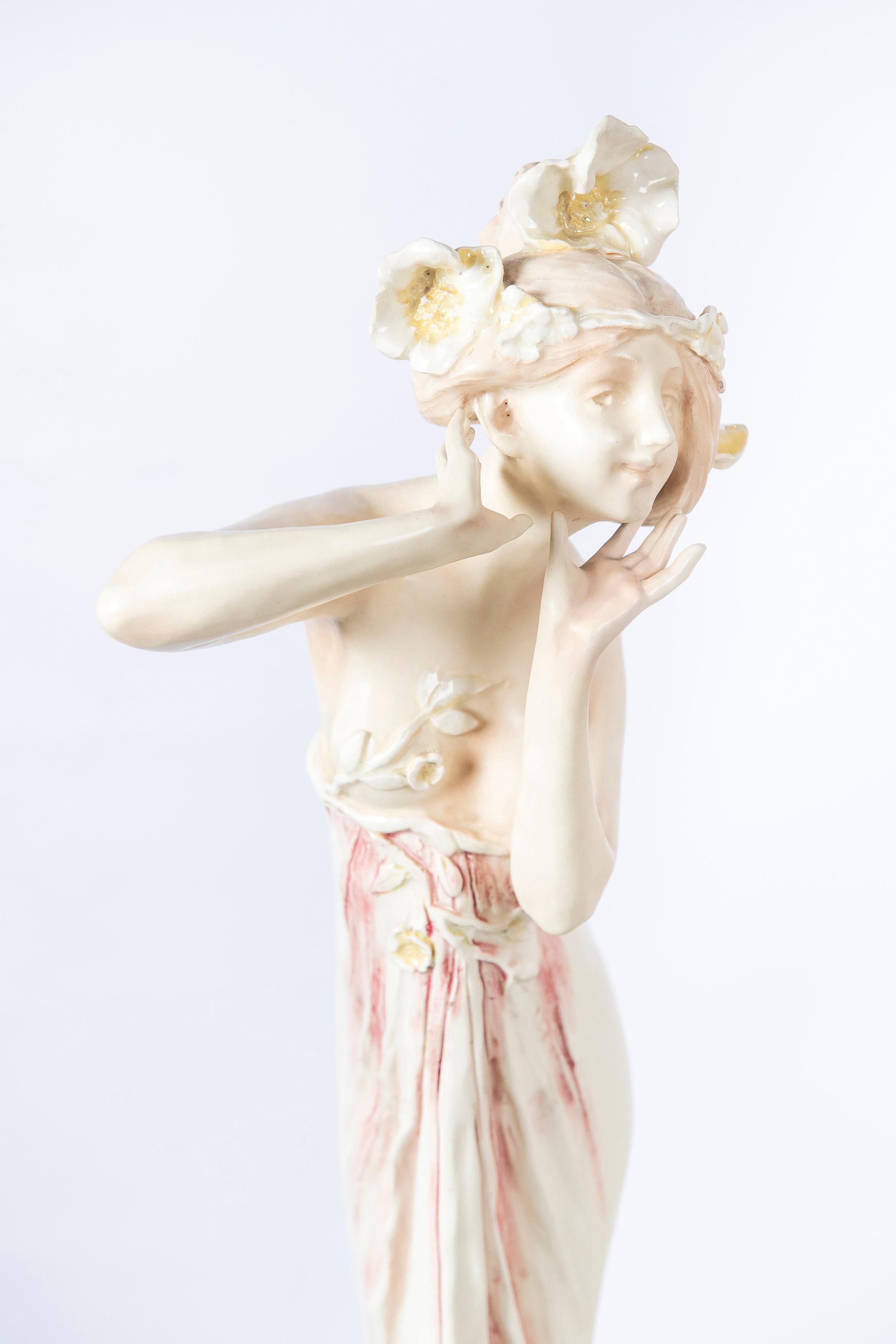 Austriaco Coppia di donne in ceramica smaltata, periodo Art Nouveau, Vienna, circa 1900 in vendita