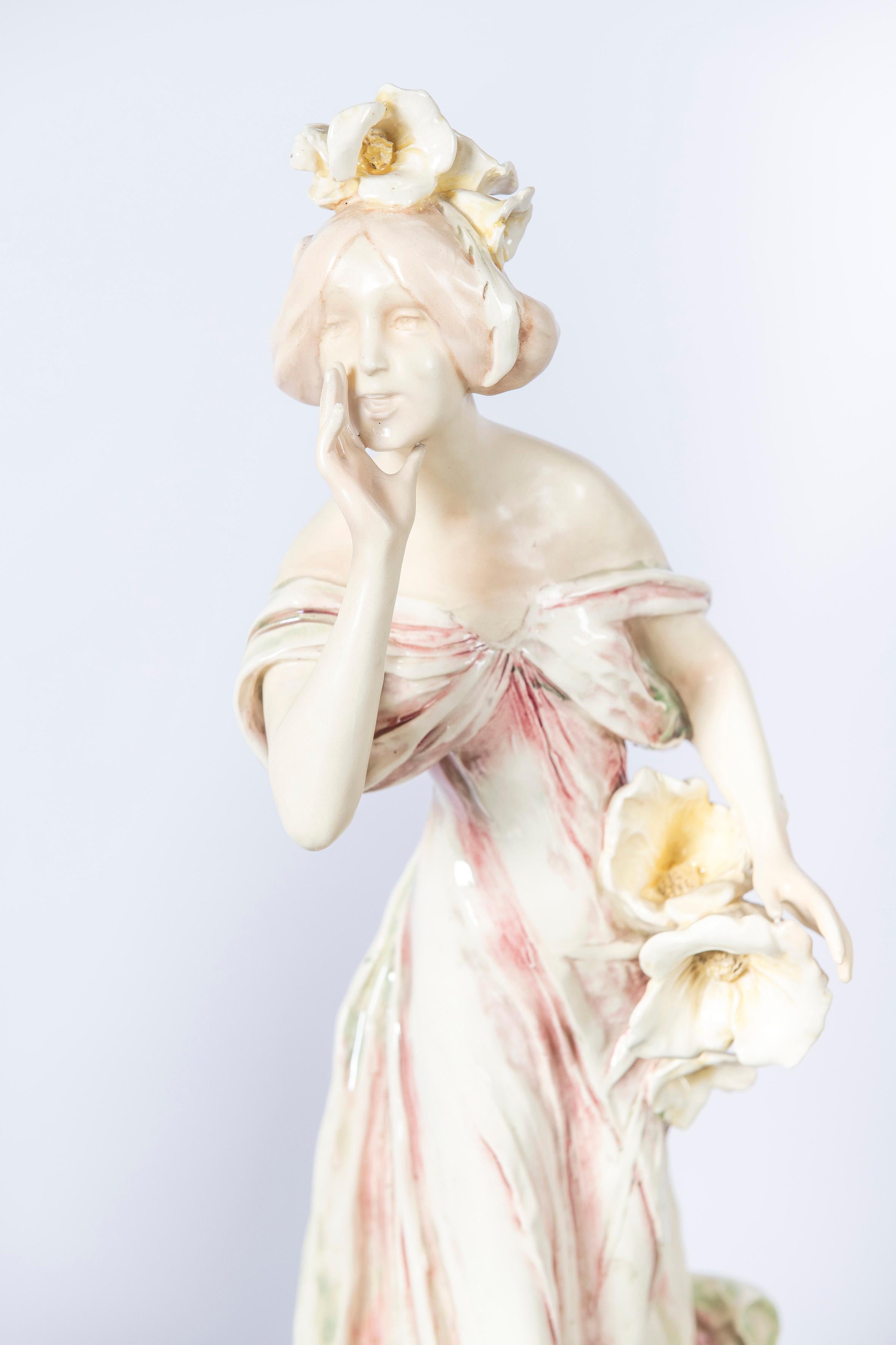 Smaltato Coppia di donne in ceramica smaltata, periodo Art Nouveau, Vienna, circa 1900 in vendita