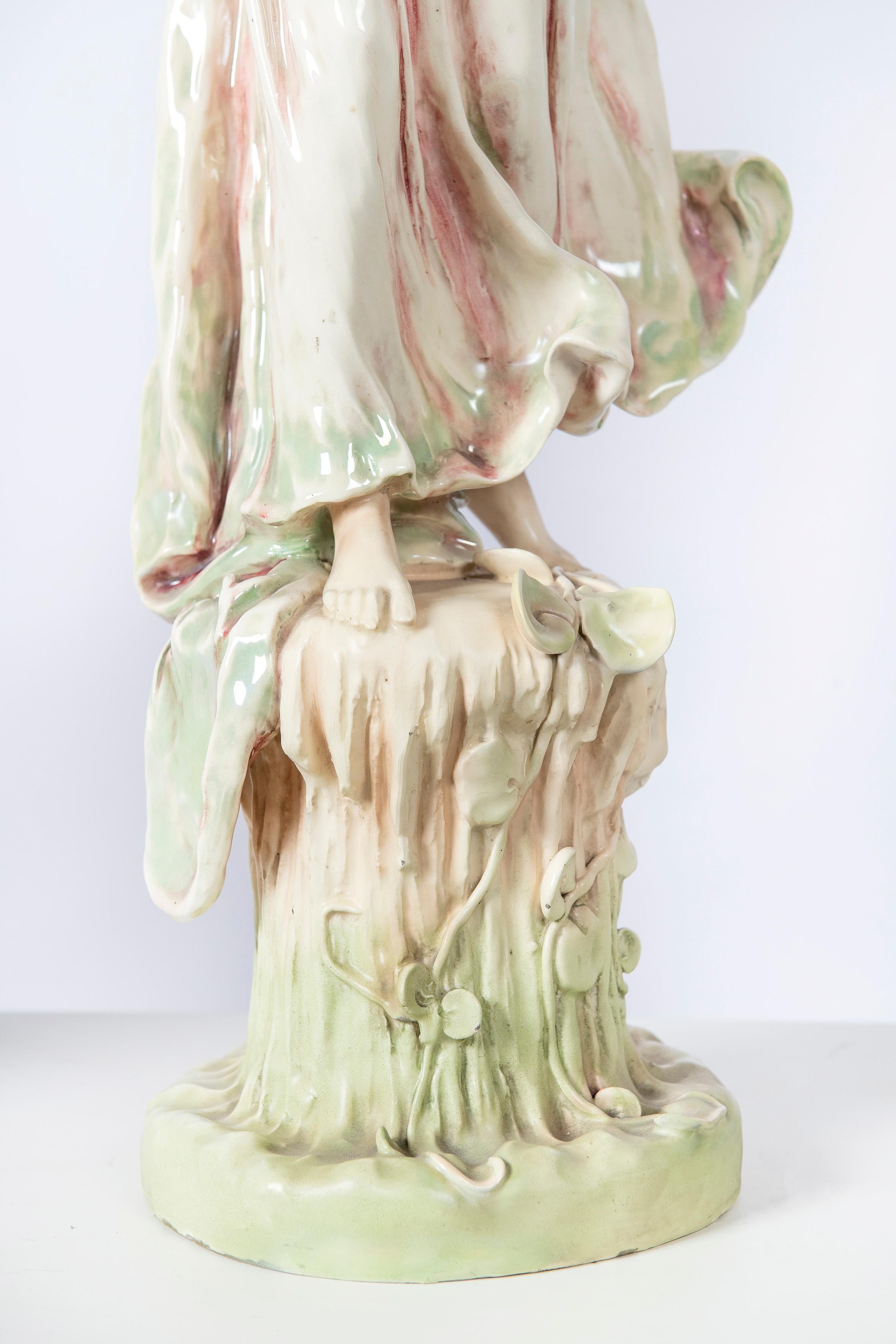 Coppia di donne in ceramica smaltata, periodo Art Nouveau, Vienna, circa 1900 In condizioni buone in vendita a Buenos Aires, Buenos Aires