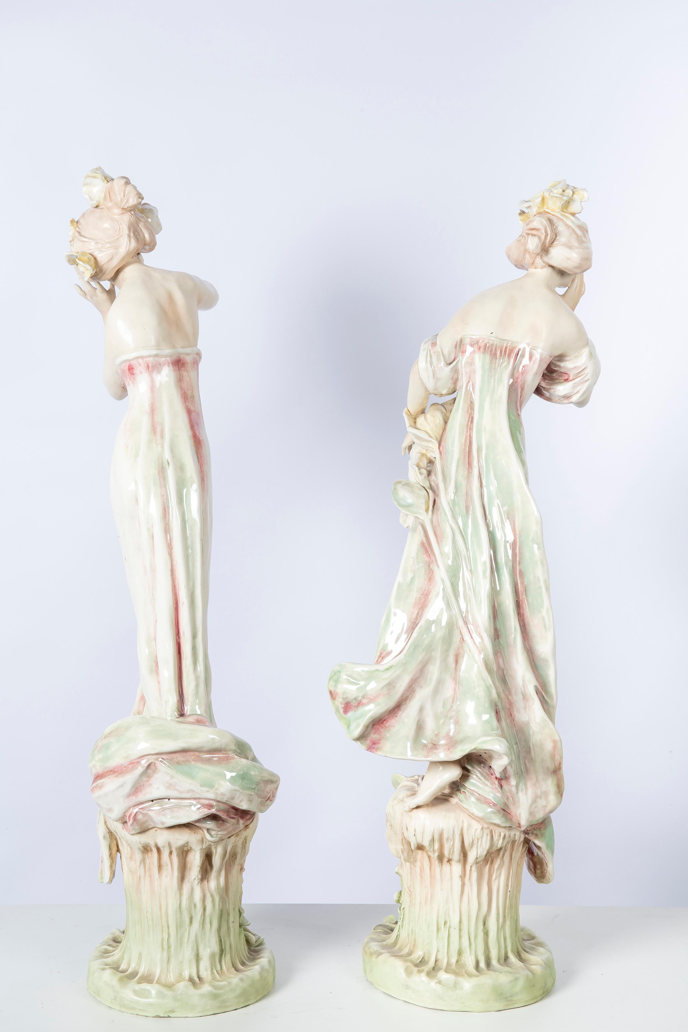 Paar glasierte Keramikfrauen, Art nouveau-Periode, Wien, um 1900 im Angebot 2