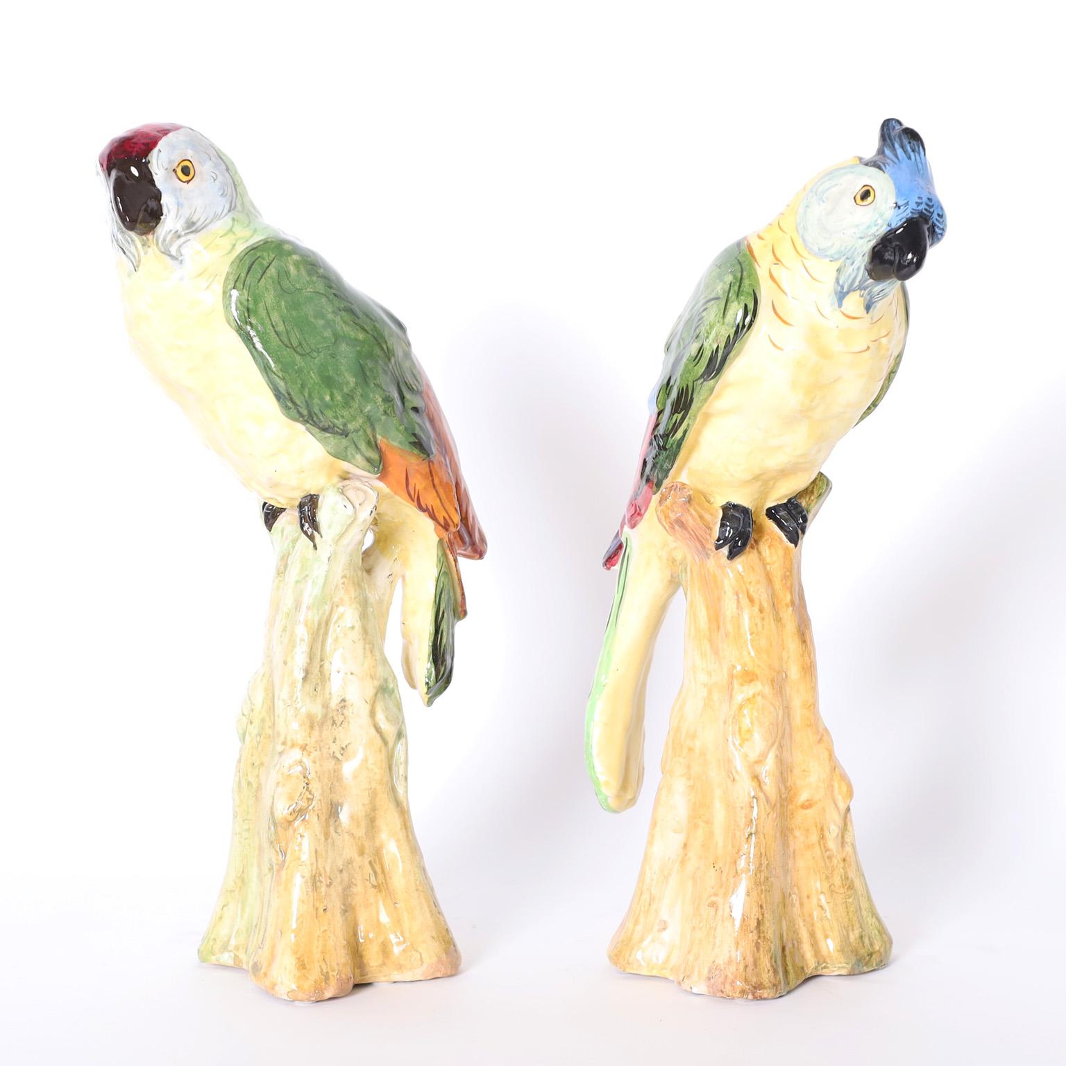 Paar glasierte Steingut-Papageien (Moderne der Mitte des Jahrhunderts) im Angebot