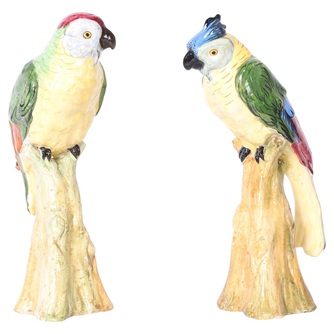Paire de perroquets en faïence émaillée en vente