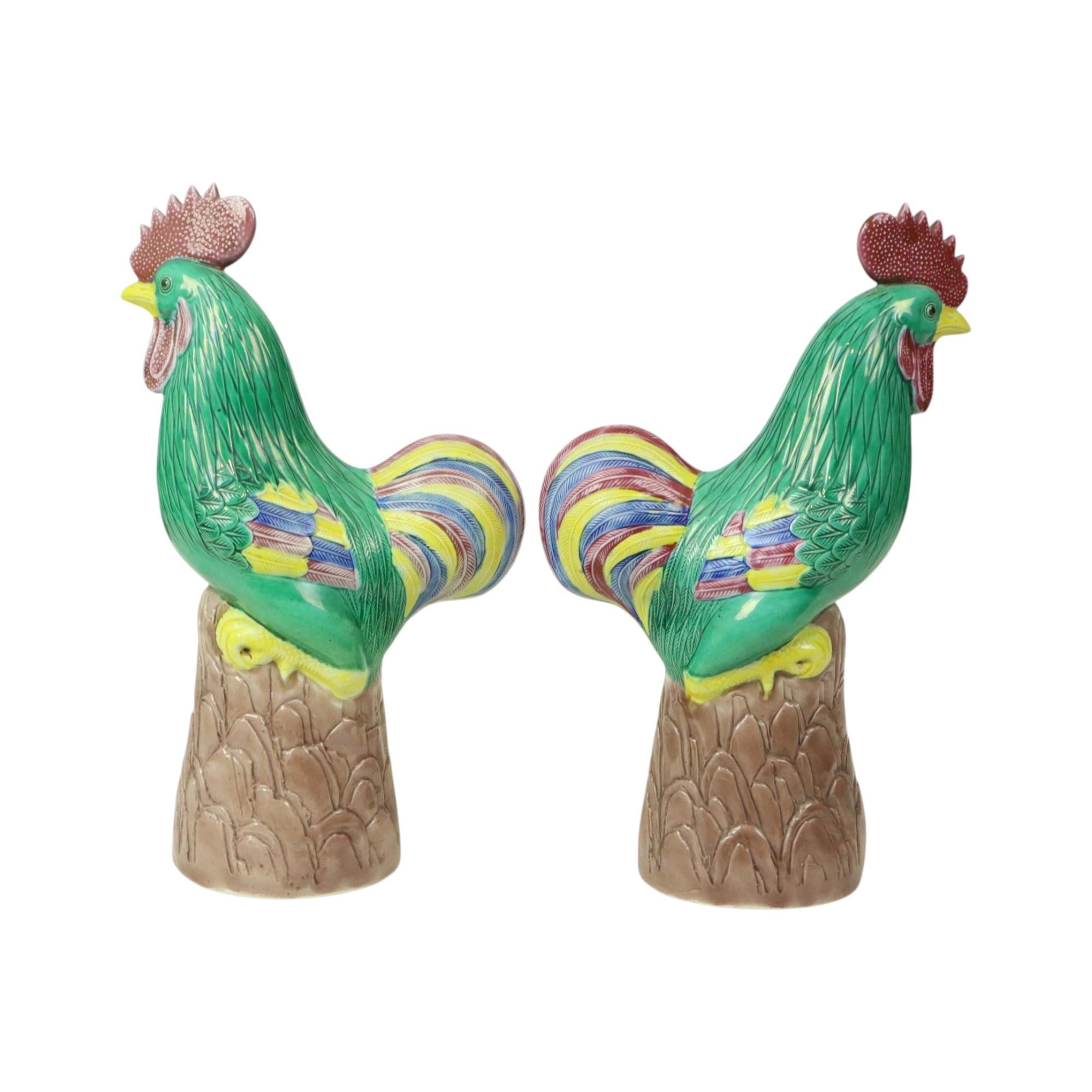 Paire de coqs polychromes émaillés en porcelaine chinoise 34cm en vente 3