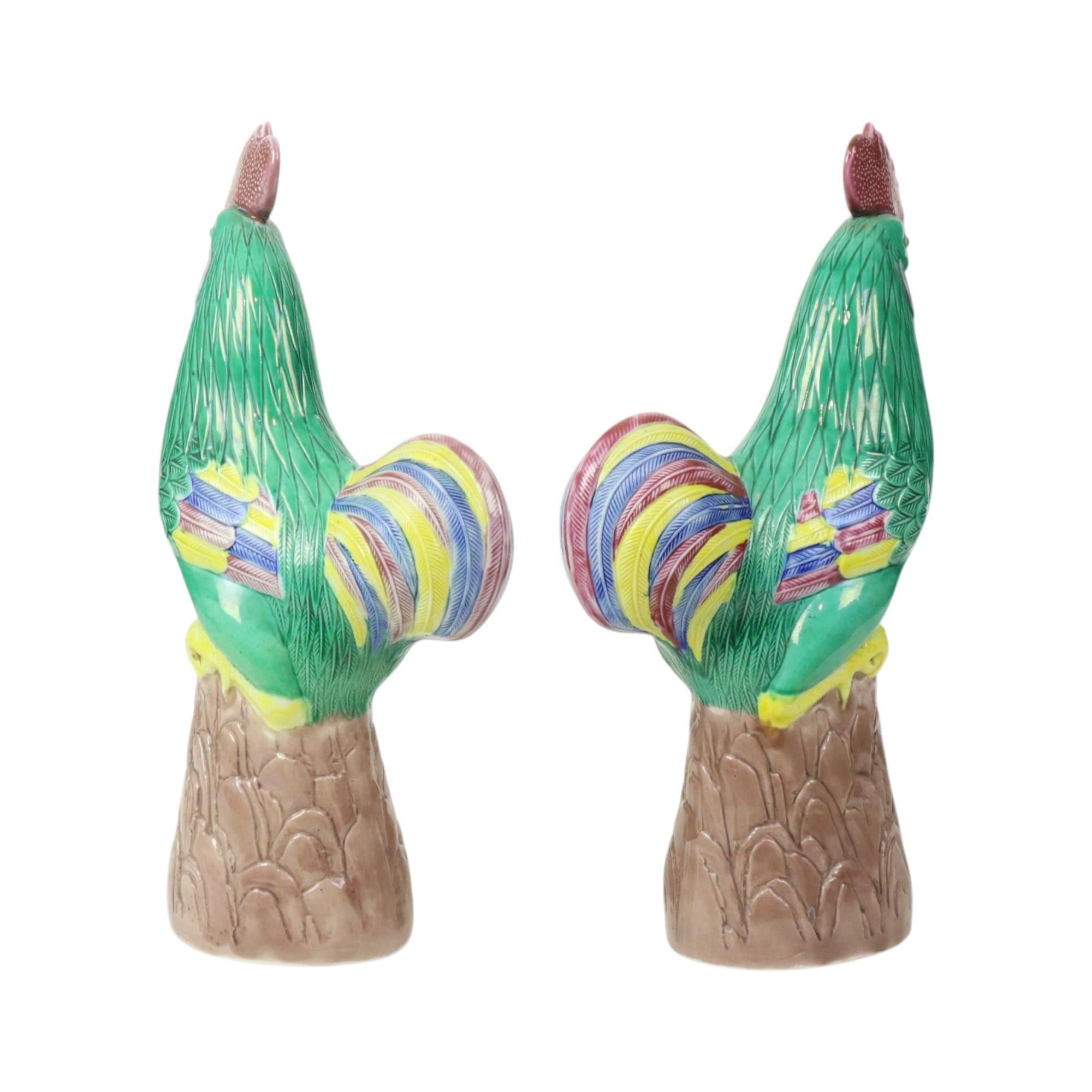 Paire de coqs polychromes émaillés en porcelaine chinoise 34cm en vente 4