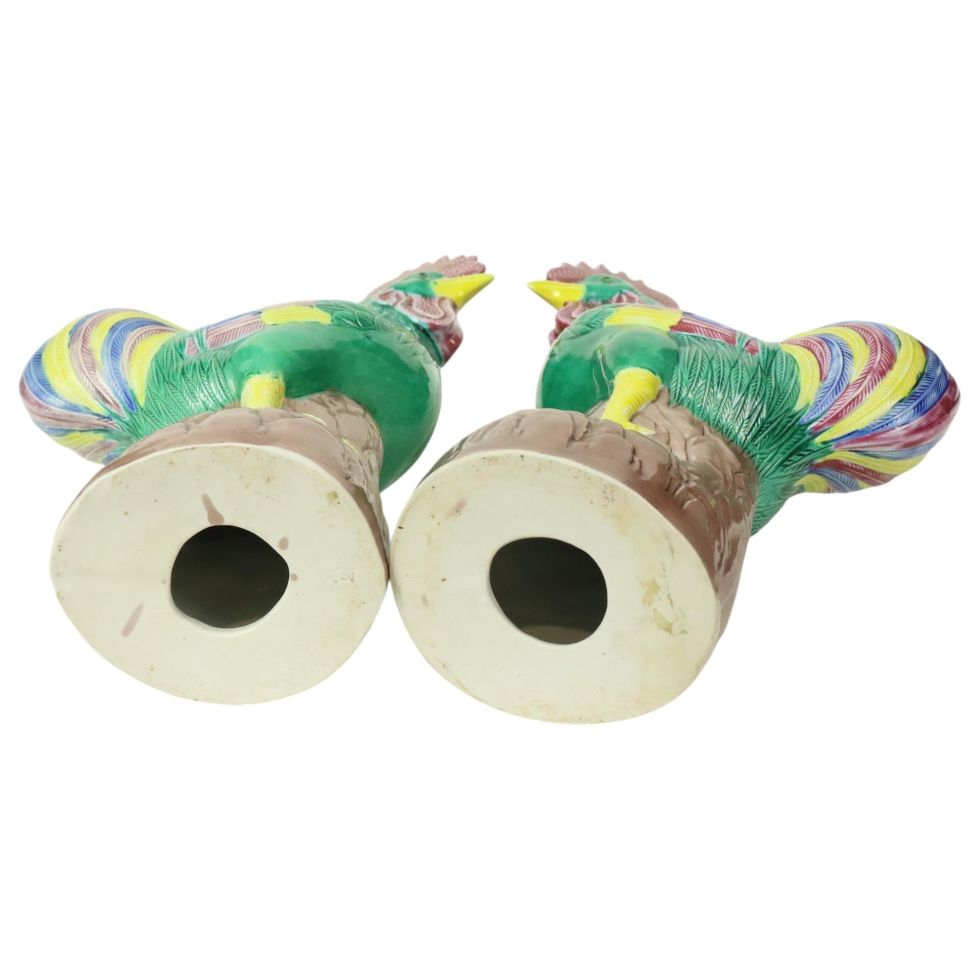 Paire de coqs polychromes émaillés en porcelaine chinoise 34cm en vente 9