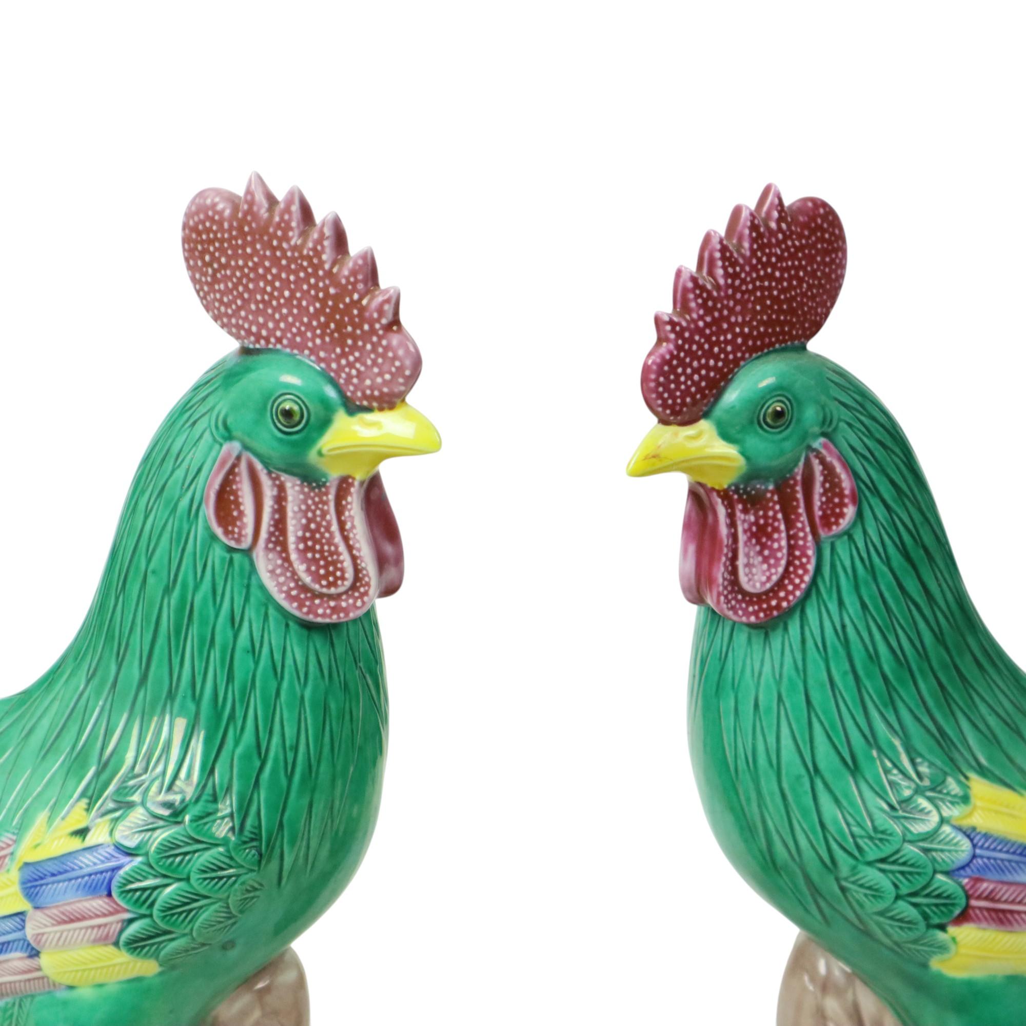 Exportation chinoise Paire de coqs polychromes émaillés en porcelaine chinoise 34cm en vente