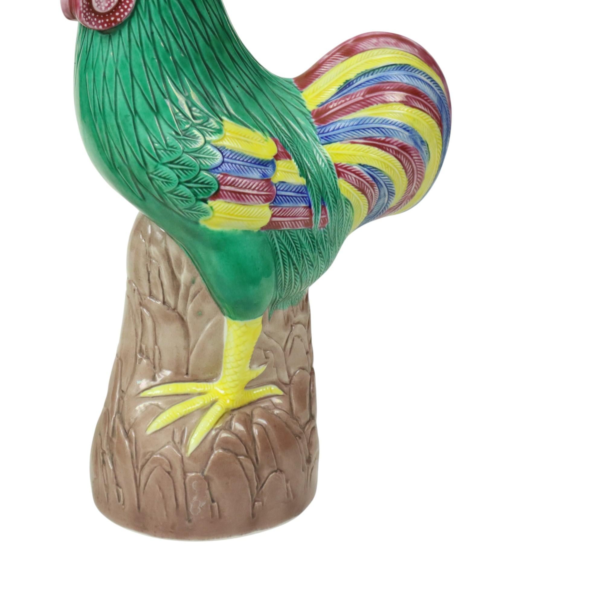 Chinois Paire de coqs polychromes émaillés en porcelaine chinoise 34cm en vente