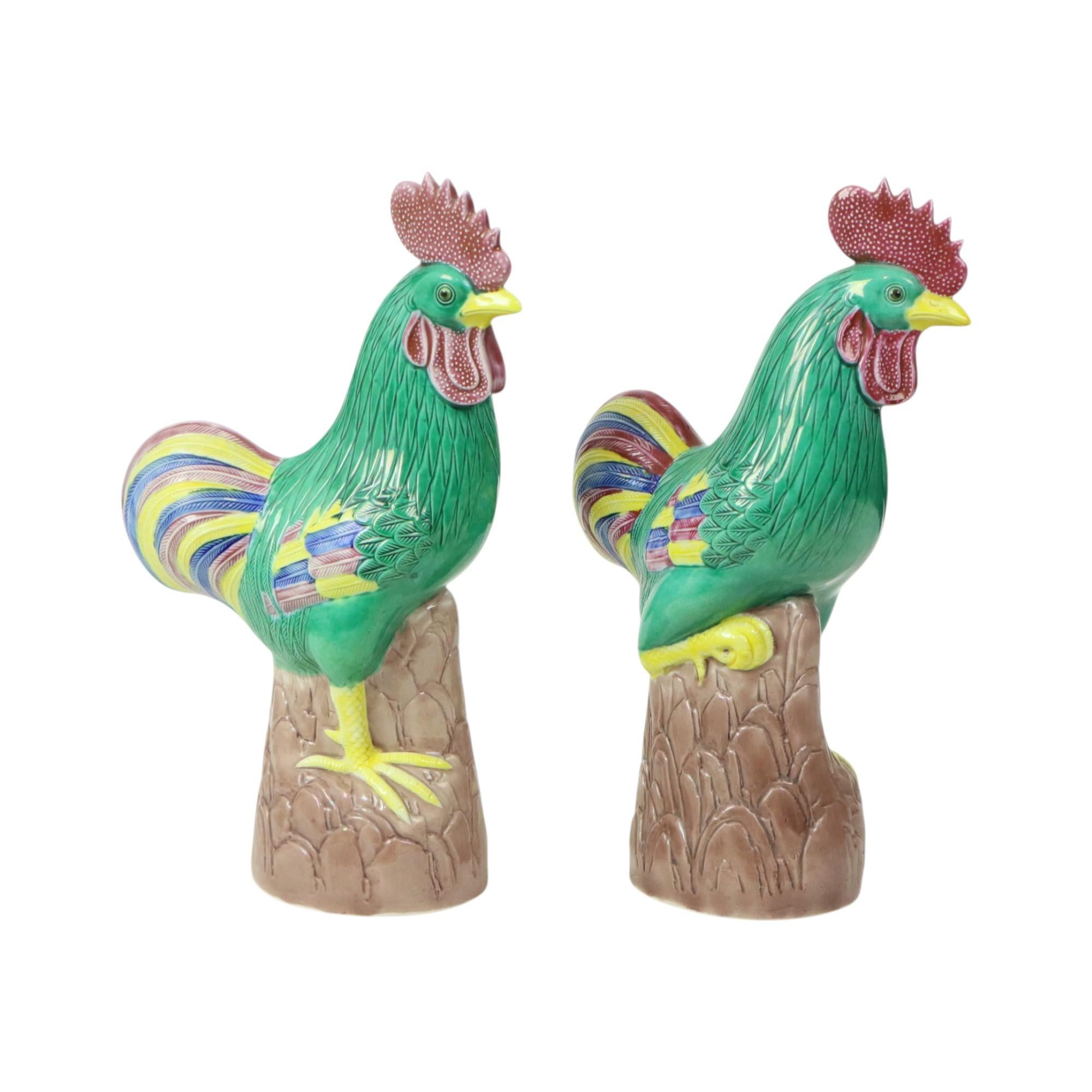 Paire de coqs polychromes émaillés en porcelaine chinoise 34cm Bon état - En vente à Poperinge, BE