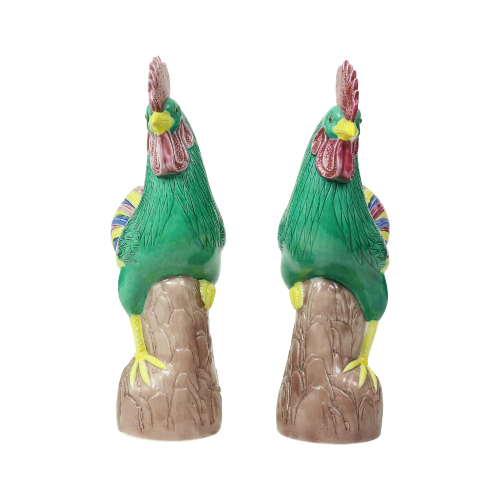 20ième siècle Paire de coqs polychromes émaillés en porcelaine chinoise 34cm en vente