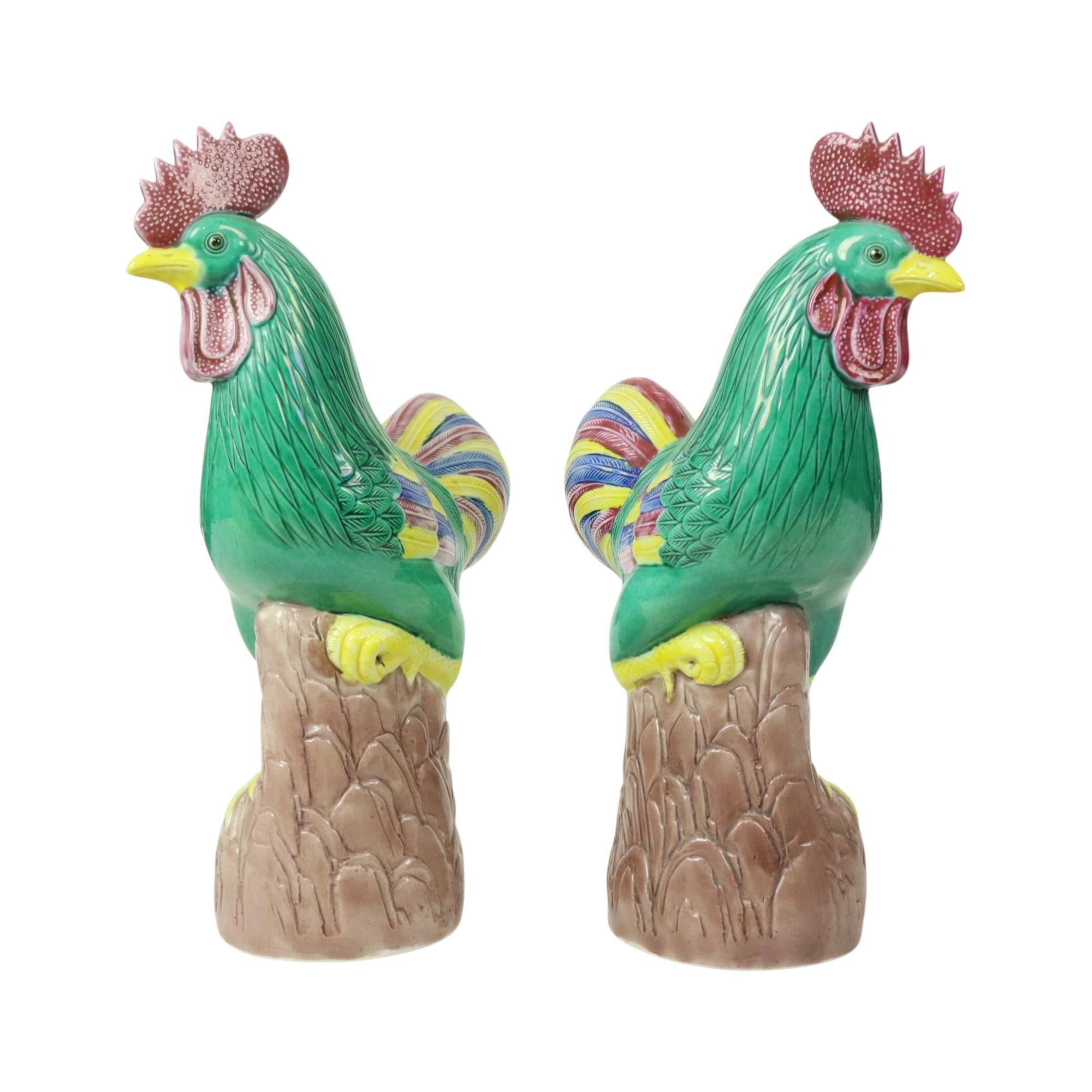 Porcelaine Paire de coqs polychromes émaillés en porcelaine chinoise 34cm en vente