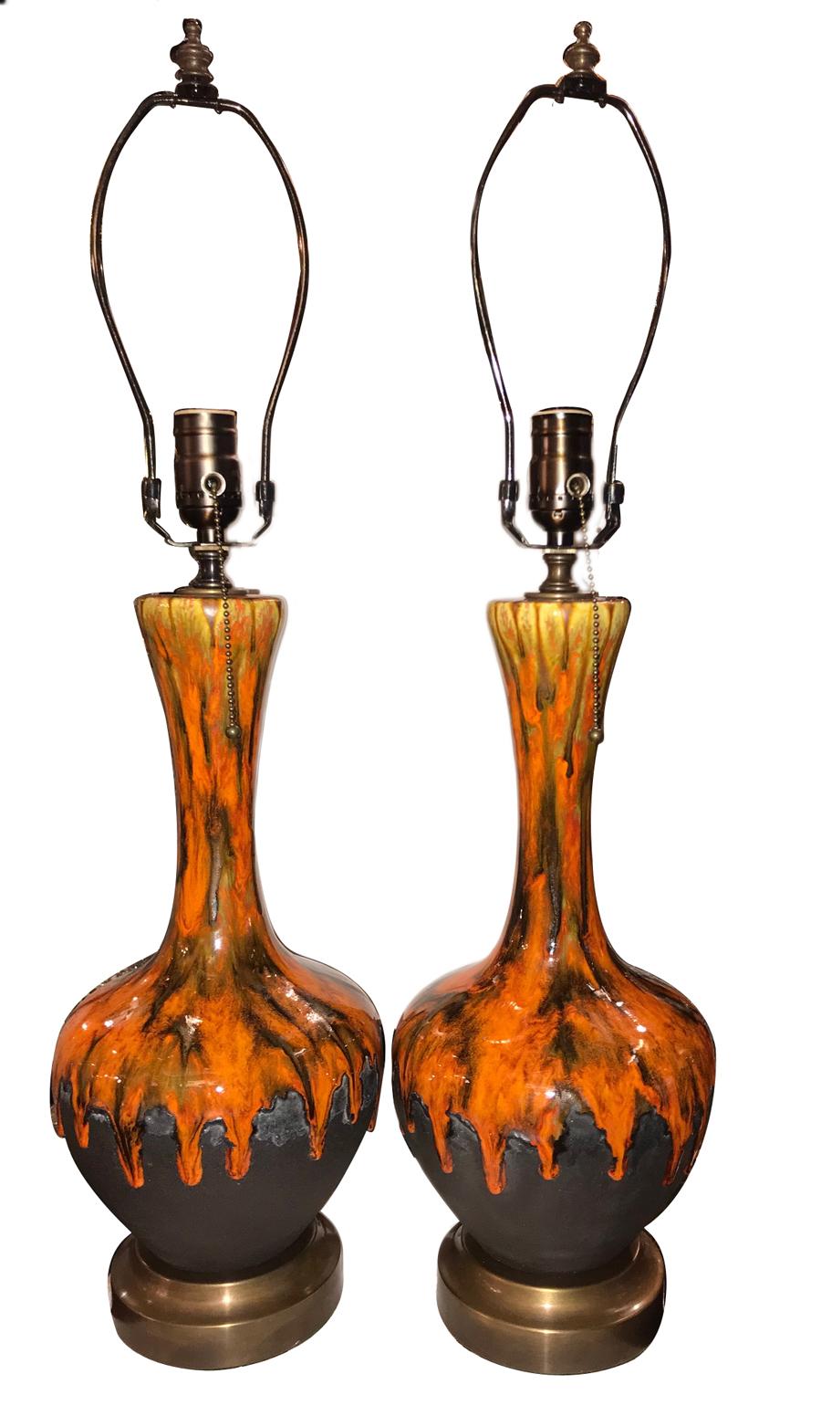Ein Paar italienische Porzellanlampen aus den 1950er Jahren mit Messingfuß.

Abmessungen:
Höhe des Körpers: 16.75
