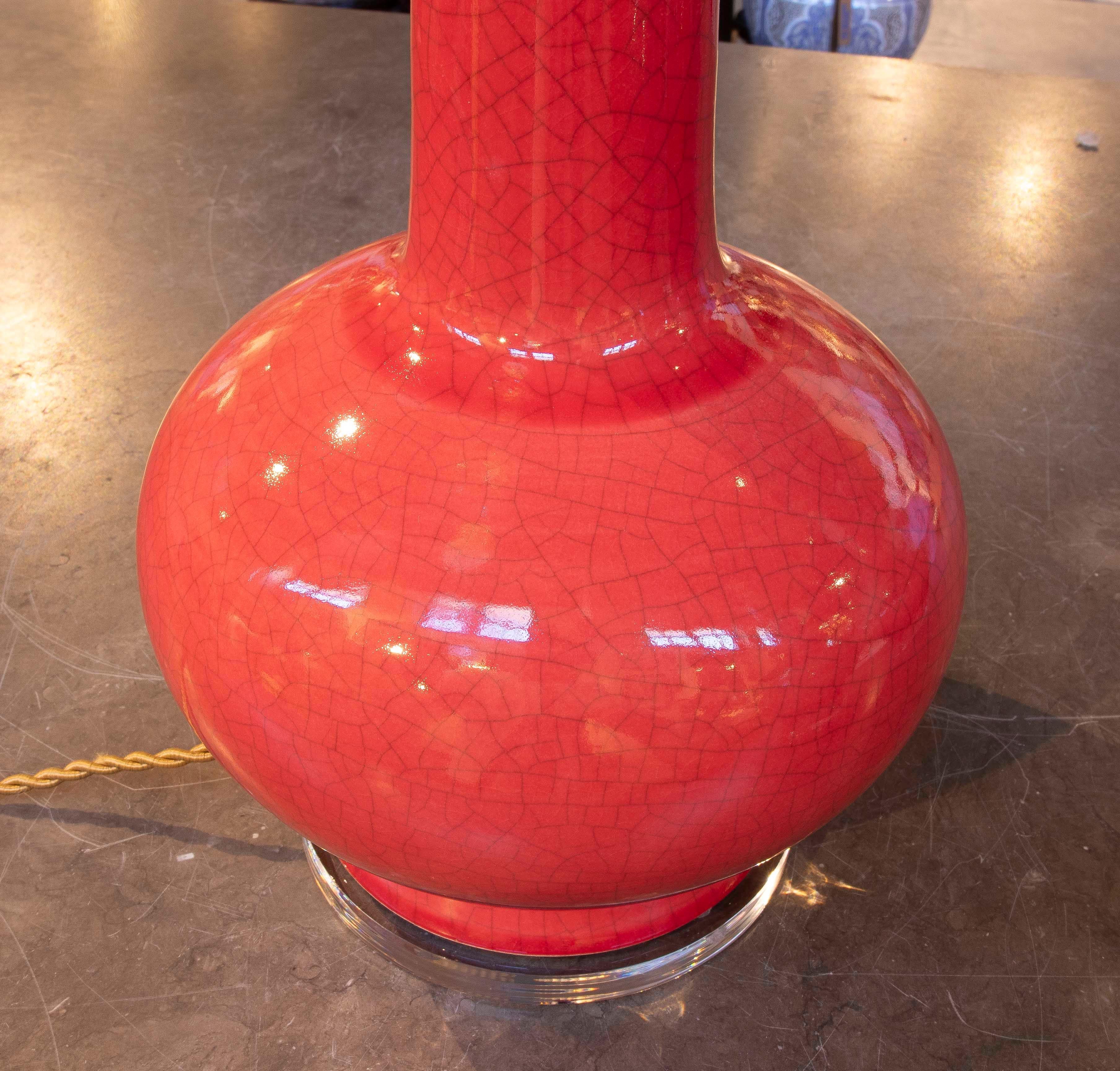 Pareja de Lámparas de Mesa de Cerámica Roja Esmaltada, Estilo Moderno de Mediados de Siglo Español en venta