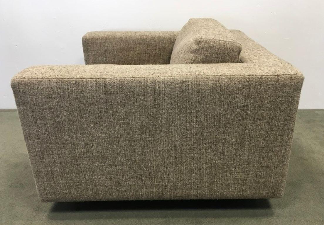 Paar Glencoe Lounge Chairs und passender Ottoman von Marmol Radziner (Moderne) im Angebot