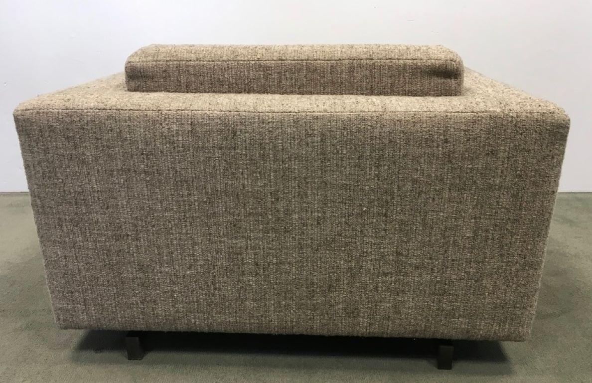 Paar Glencoe Lounge Chairs und passender Ottoman von Marmol Radziner (amerikanisch) im Angebot