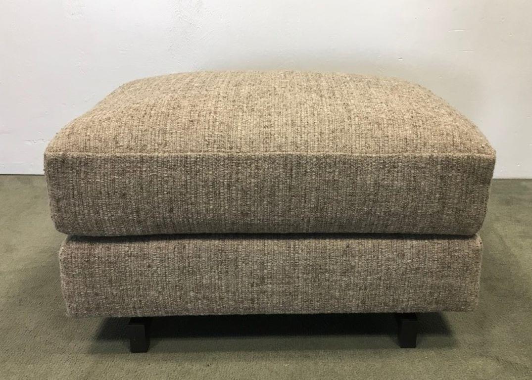 Paar Glencoe Lounge Chairs und passender Ottoman von Marmol Radziner (21. Jahrhundert und zeitgenössisch) im Angebot