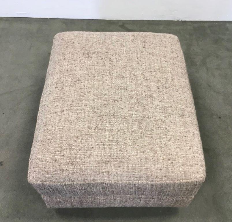 Paar Glencoe Lounge Chairs und passender Ottoman von Marmol Radziner (Wolle) im Angebot