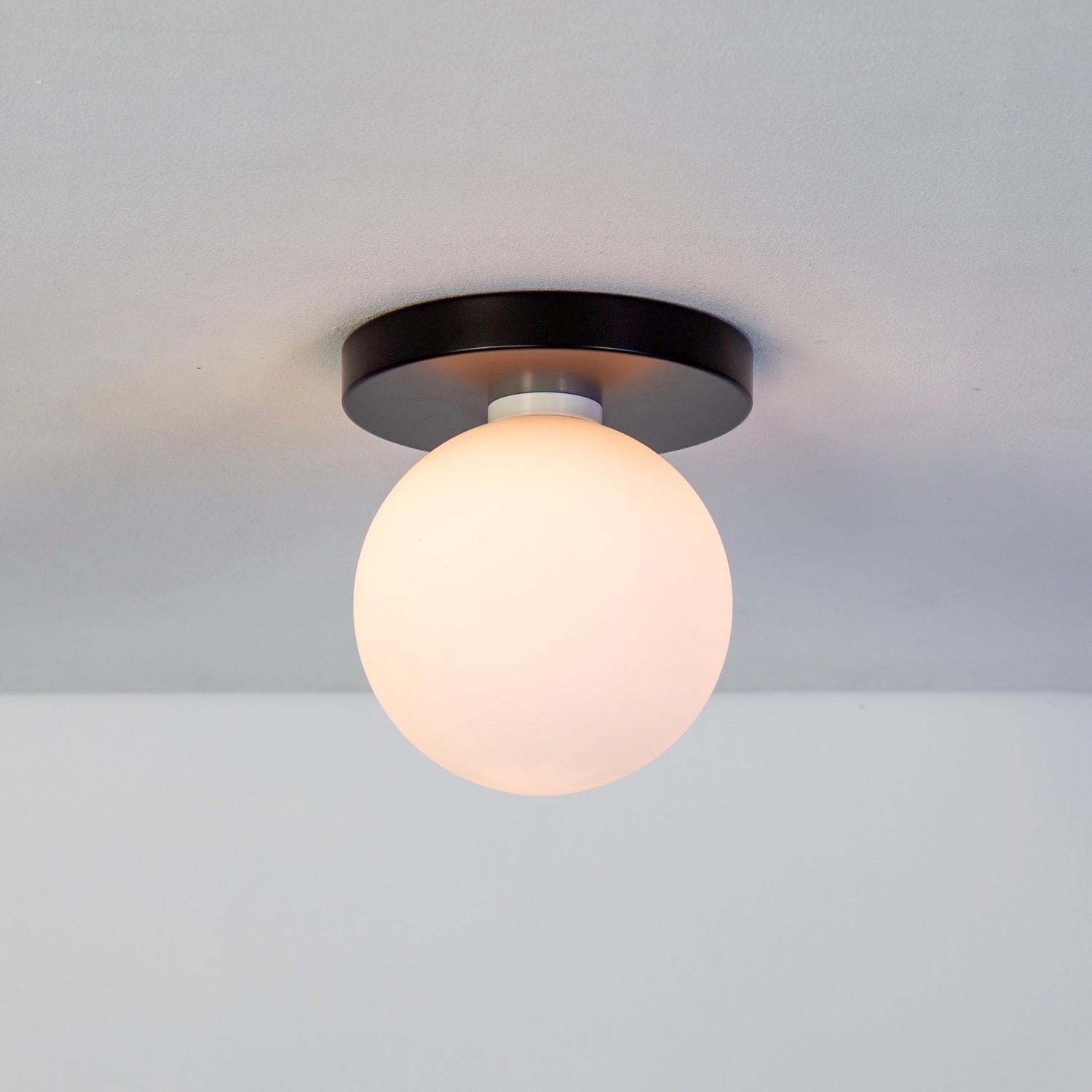 Poudré Paire de Globe Lighting, noir, verre de 5 po, fait sur commande. en vente