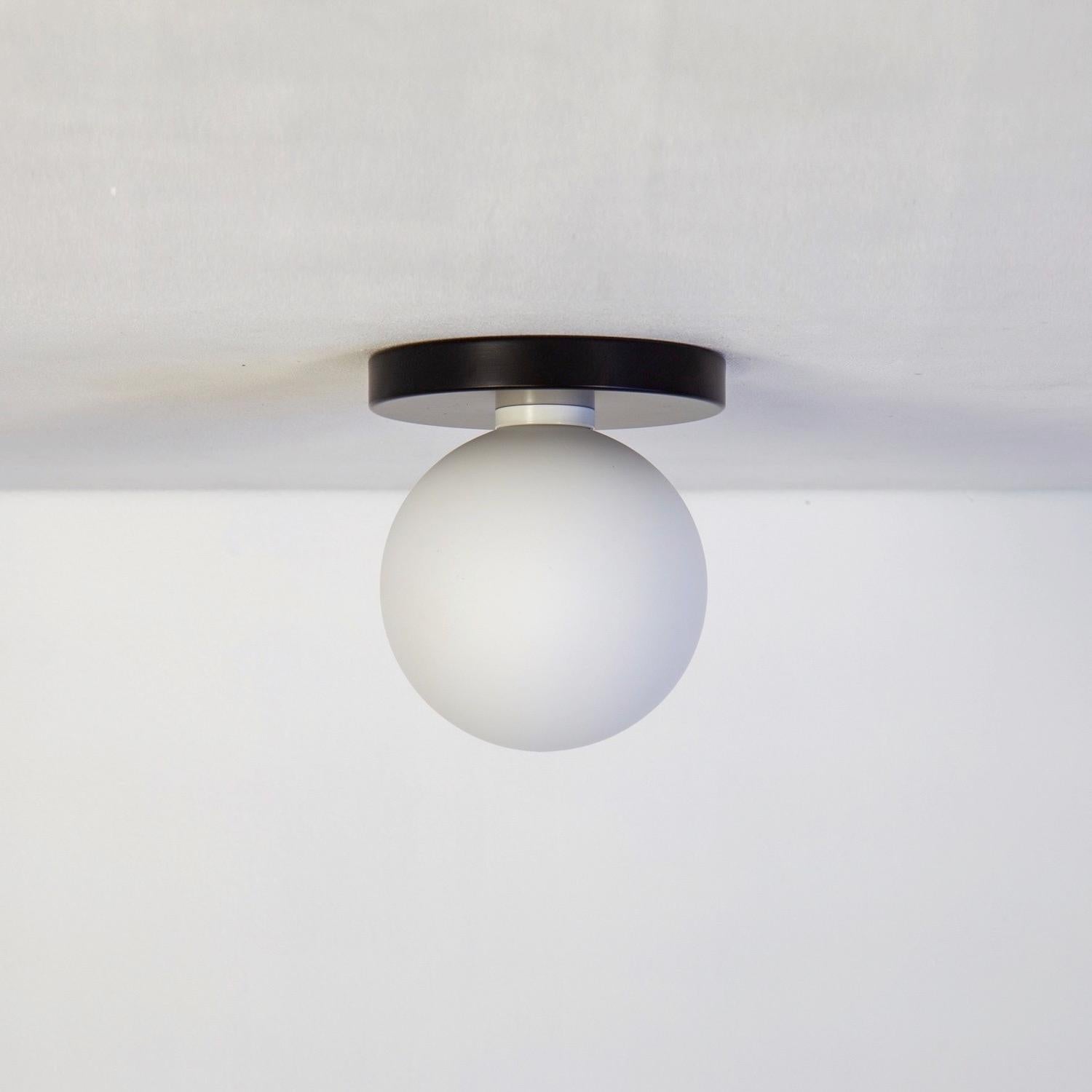 XXIe siècle et contemporain Paire de Globe Lighting, noir, verre de 5 po, fait sur commande. en vente