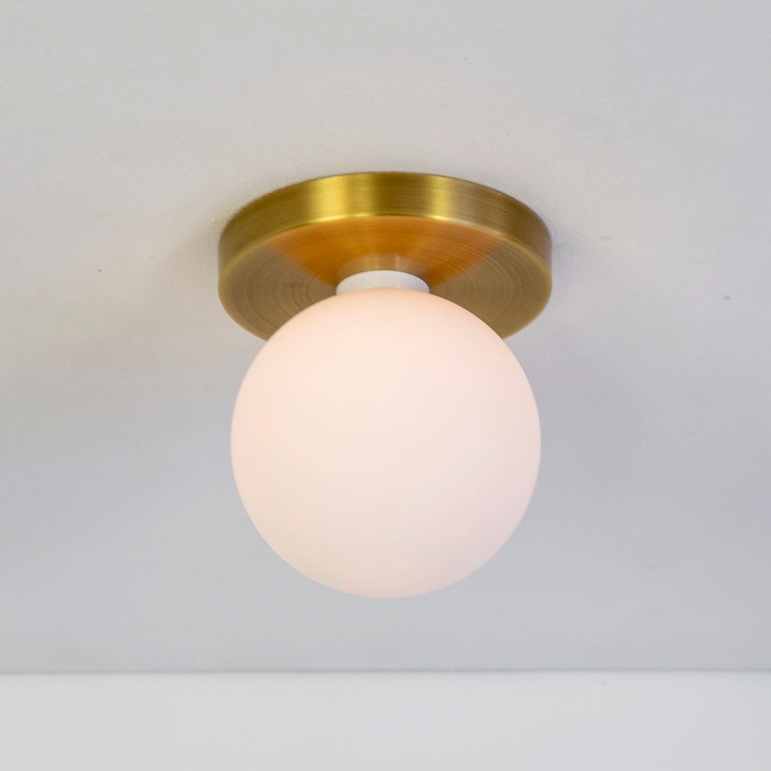 Cette offre concerne 2x Globe Flush Mounts en laiton brossé, conçus et fabriqués par Research.Lighting.

MATERIAL : Laiton, acier et verre
Finition :  Laiton brossé
Électronique : 1x douille G9, 1x ampoule LED de 4,5 watts (incluse pour les