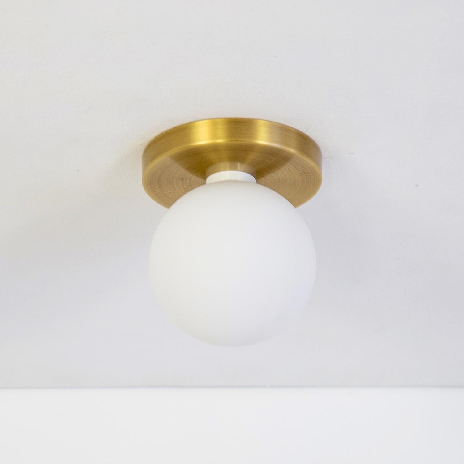 Moderne Paire de globes encastrés par Research. Luminaires, laiton, verre de 5 pouces, fabriqués sur commande en vente