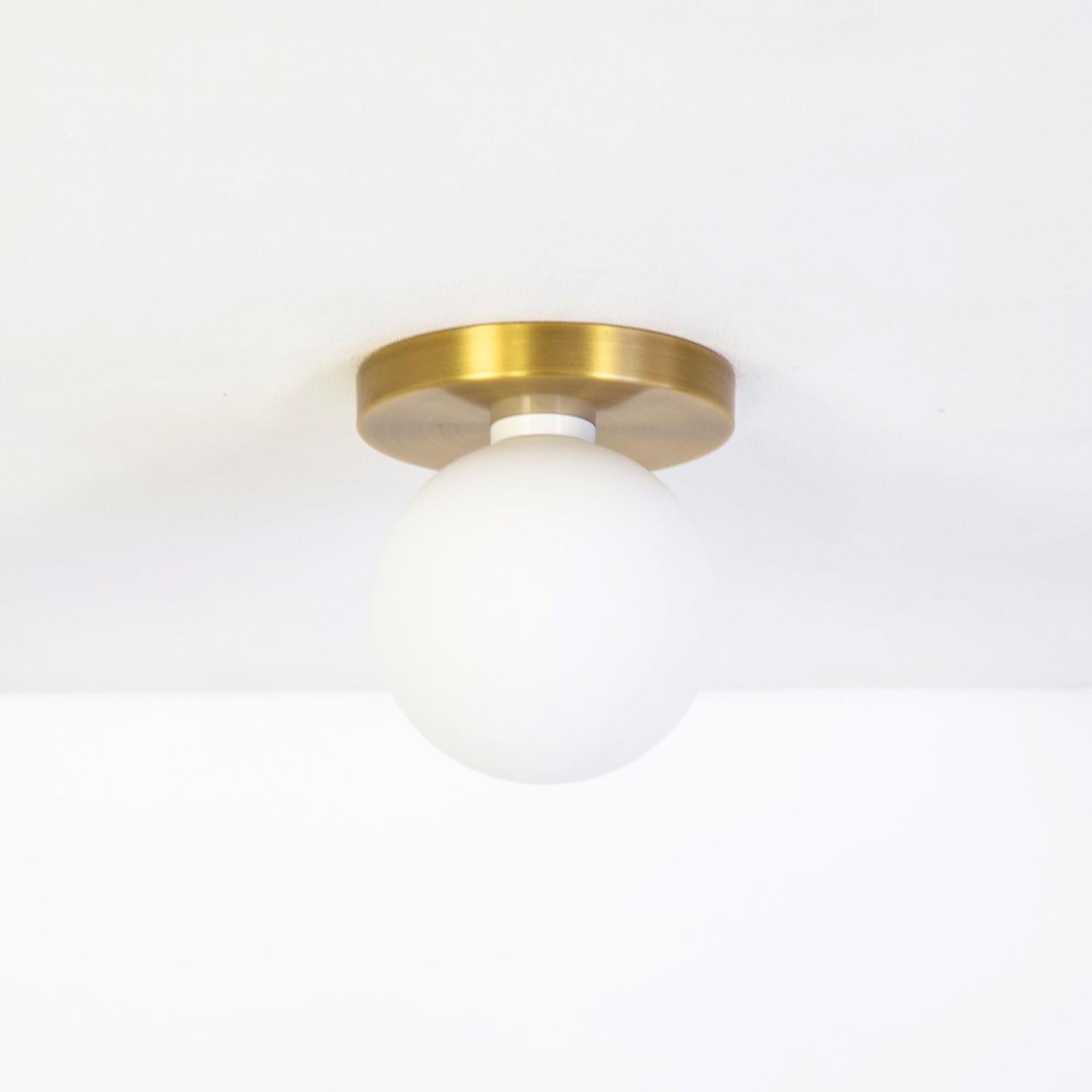 Américain Paire de globes encastrés par Research. Luminaires, laiton, verre de 5 pouces, fabriqués sur commande en vente