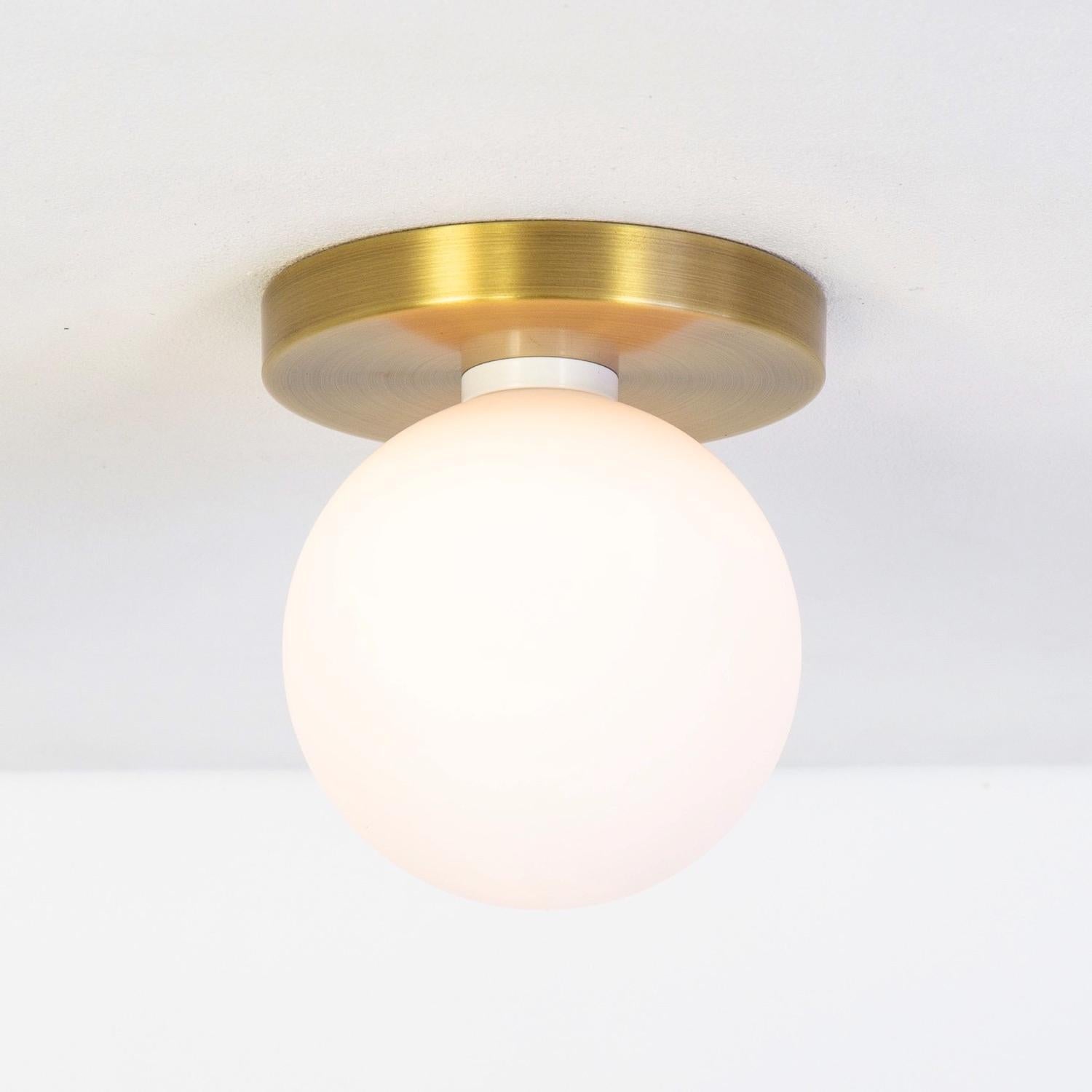 Plaqué Paire de globes encastrés par Research. Luminaires, laiton, verre de 5 pouces, fabriqués sur commande en vente