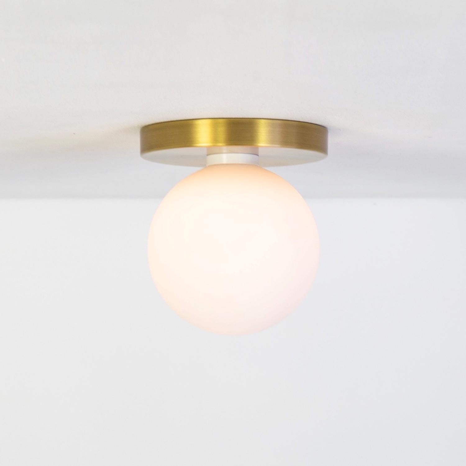 Paire de globes encastrés par Research. Luminaires, laiton, verre de 5 pouces, fabriqués sur commande Neuf - En vente à Brooklyn, NY