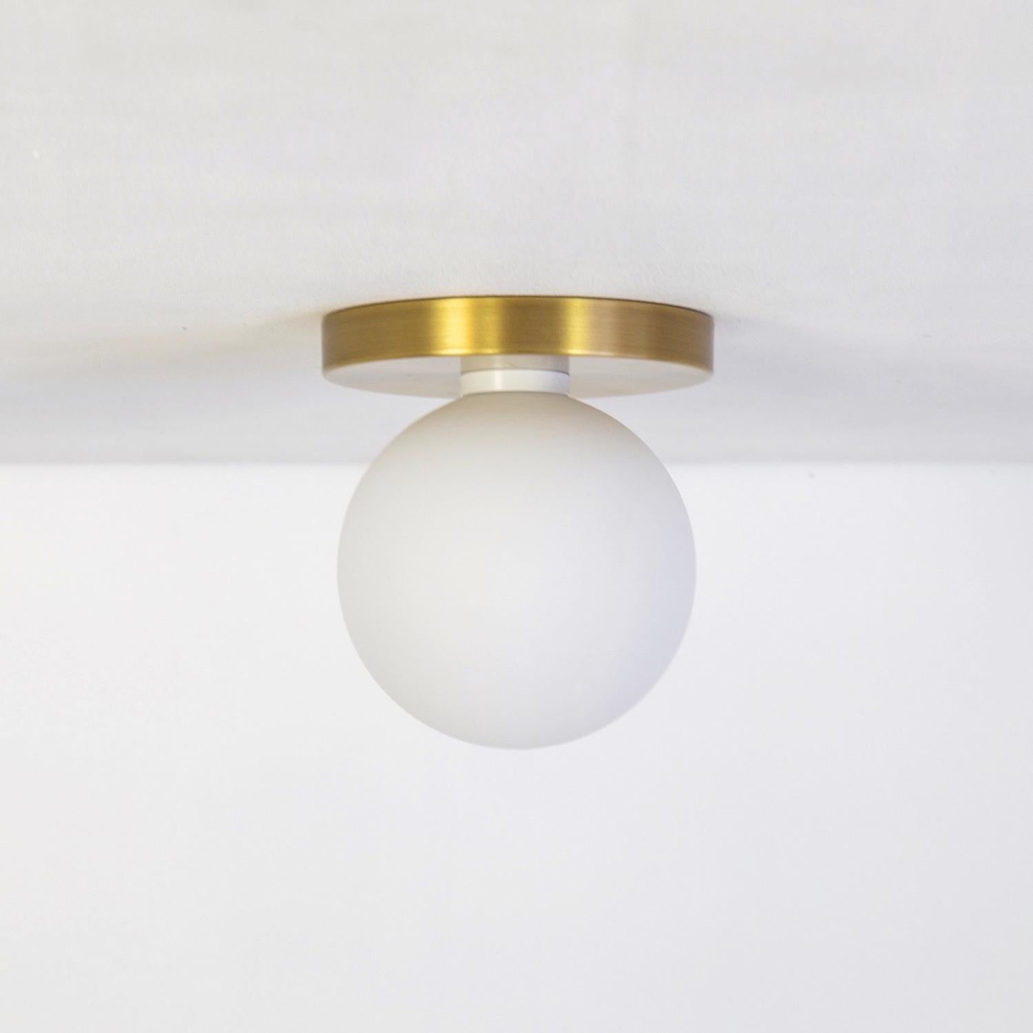 XXIe siècle et contemporain Paire de globes encastrés par Research. Luminaires, laiton, verre de 5 pouces, fabriqués sur commande en vente