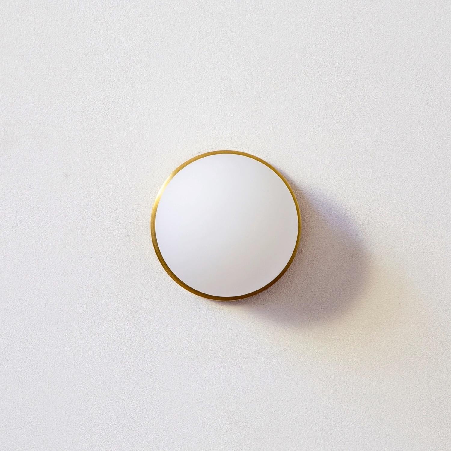 Laiton Paire de globes encastrés par Research. Luminaires, laiton, verre de 5 pouces, fabriqués sur commande en vente